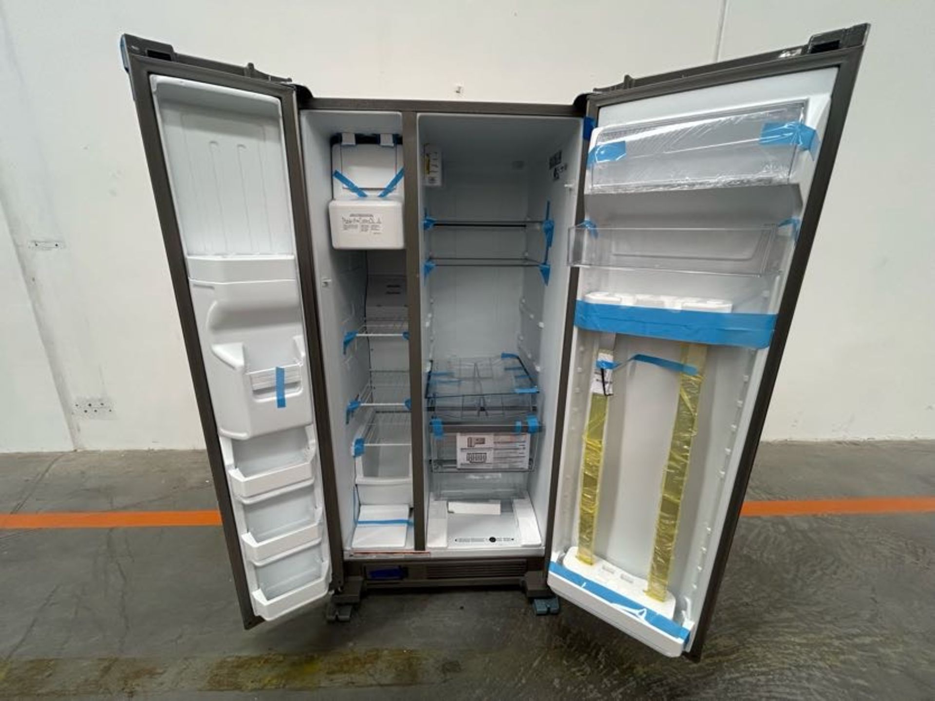 Refrigerador con dispensador de agua Marca WHIRPOOL, Modelo WD2620S, Serie 03352, Color GRIS (Equip - Image 4 of 8