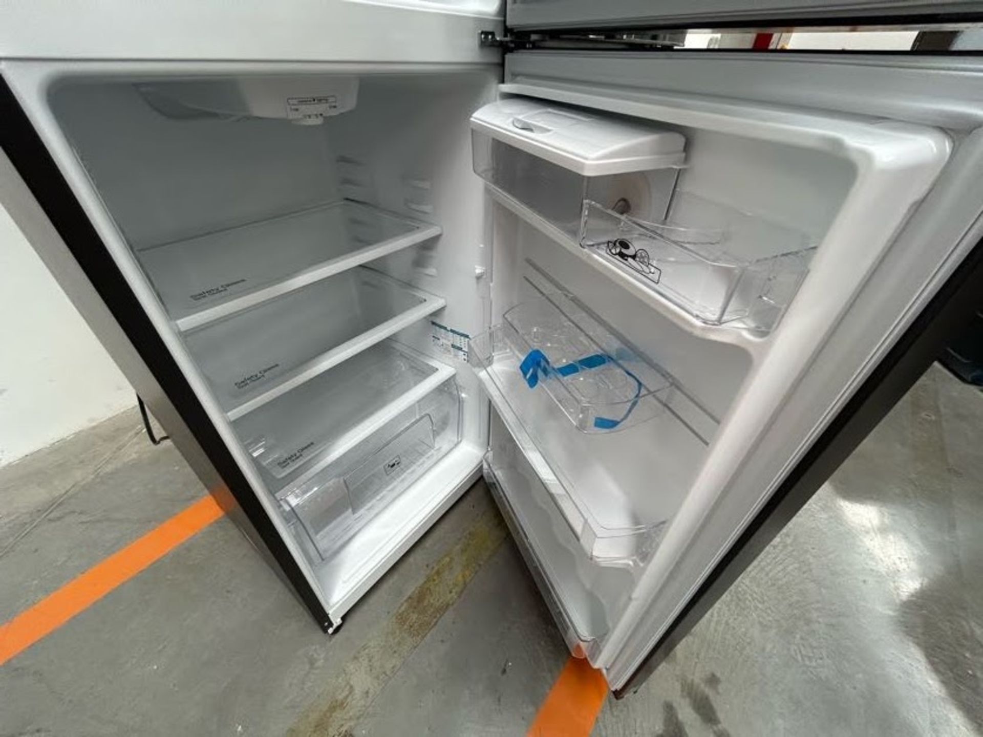 Lote de 2 Refrigeradores contiene: 1 Refrigerador con dispensador de agua Marca MABE, Modelo RME360 - Image 7 of 8