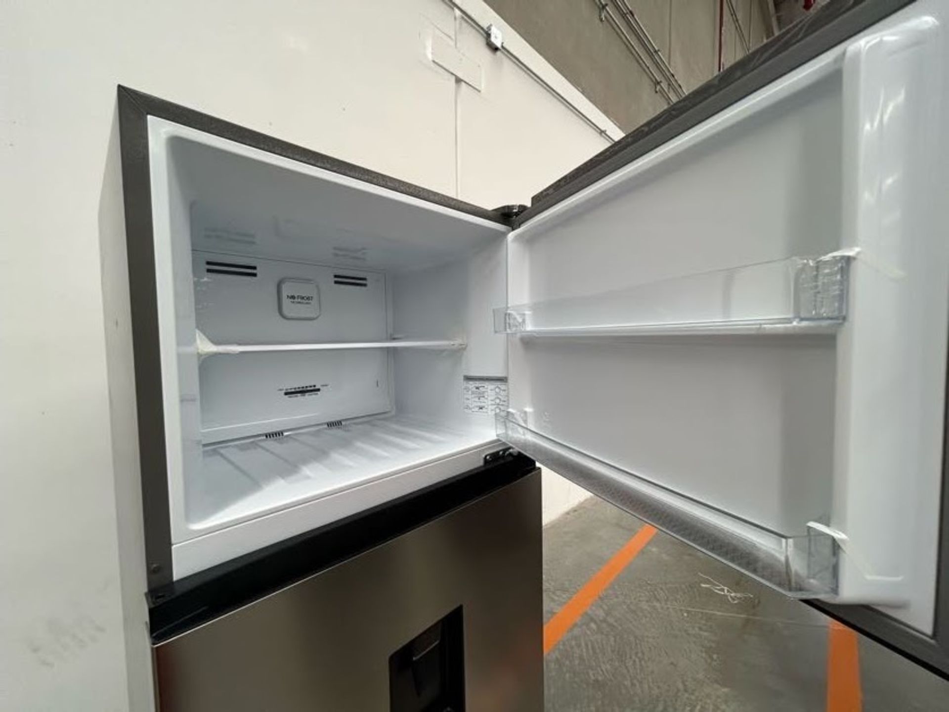 Refrigerador con dispensador de agua Marca HISENSE, Modelo RT16N6CDX, Serie 70331, Color GRIS (Equi - Image 5 of 8