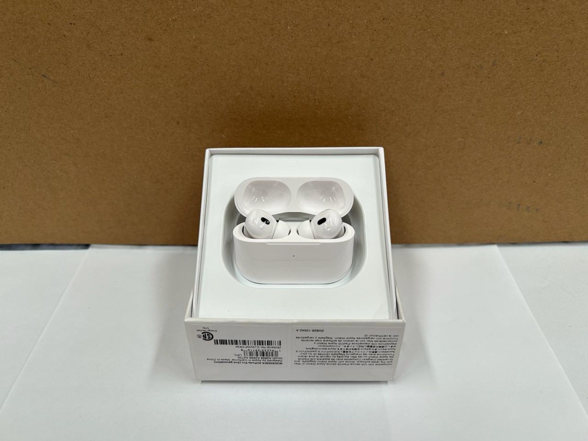 Lote de 11 piezas contiene: 2 audífonos de diadema tipo "airpods max"; 4 audífonos inalámbricos SEL - Image 2 of 11