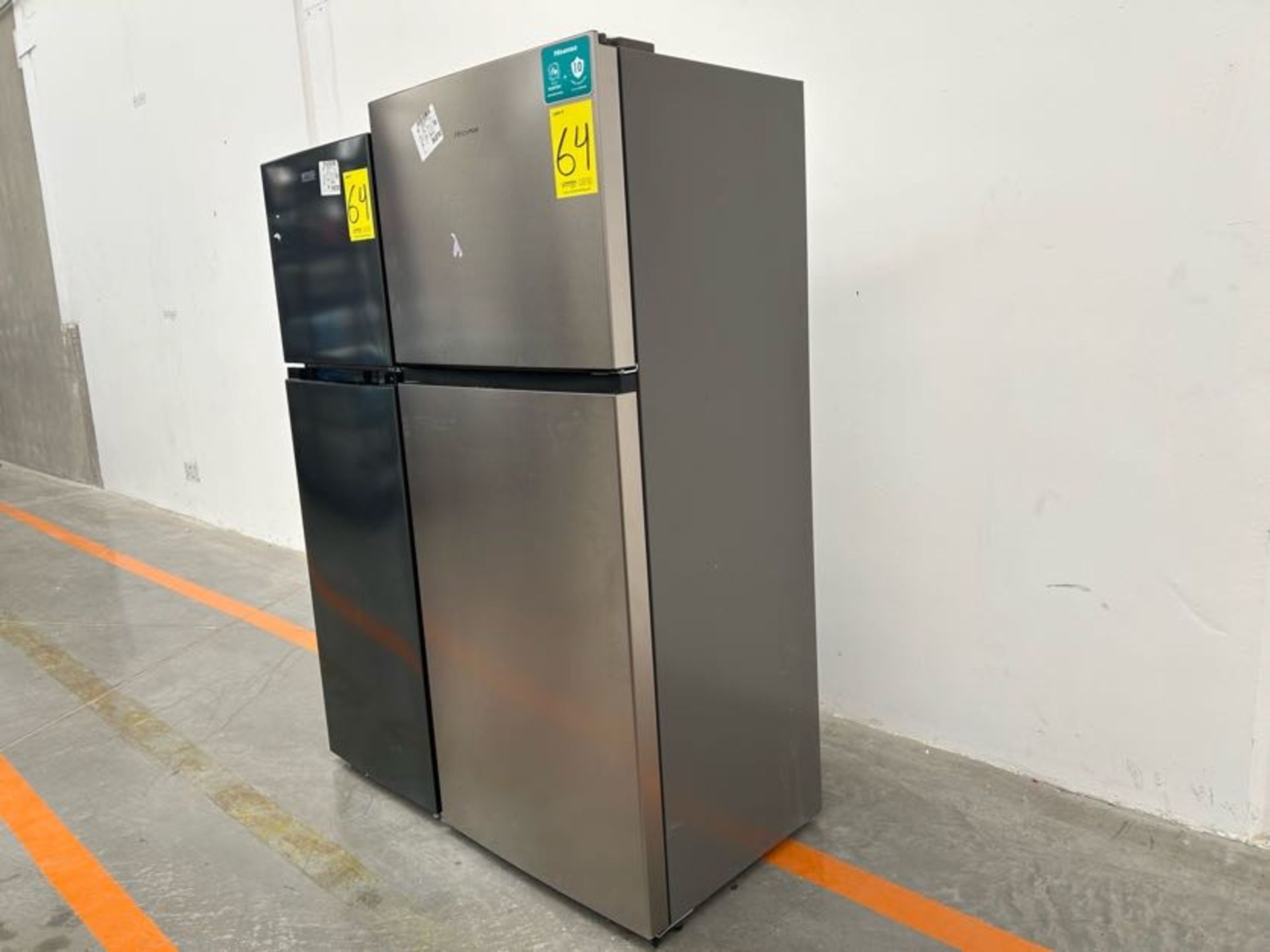 Lote de 2 Refrigeradores contiene: 1 Refrigerador Marca HISENSE, Modelo RT14N6FDX, Serie 70404, Col - Image 3 of 8