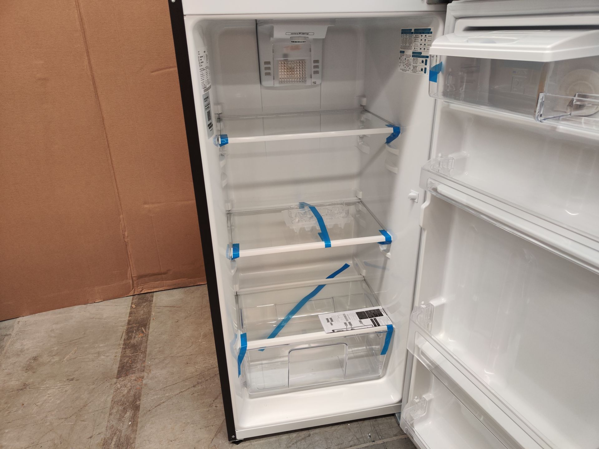 Lote de 2 Refrigeradores contine: 1 Refrigerador Marca MABE, Modelo RMA300FJMR, Serie 00346, Color - Image 6 of 14