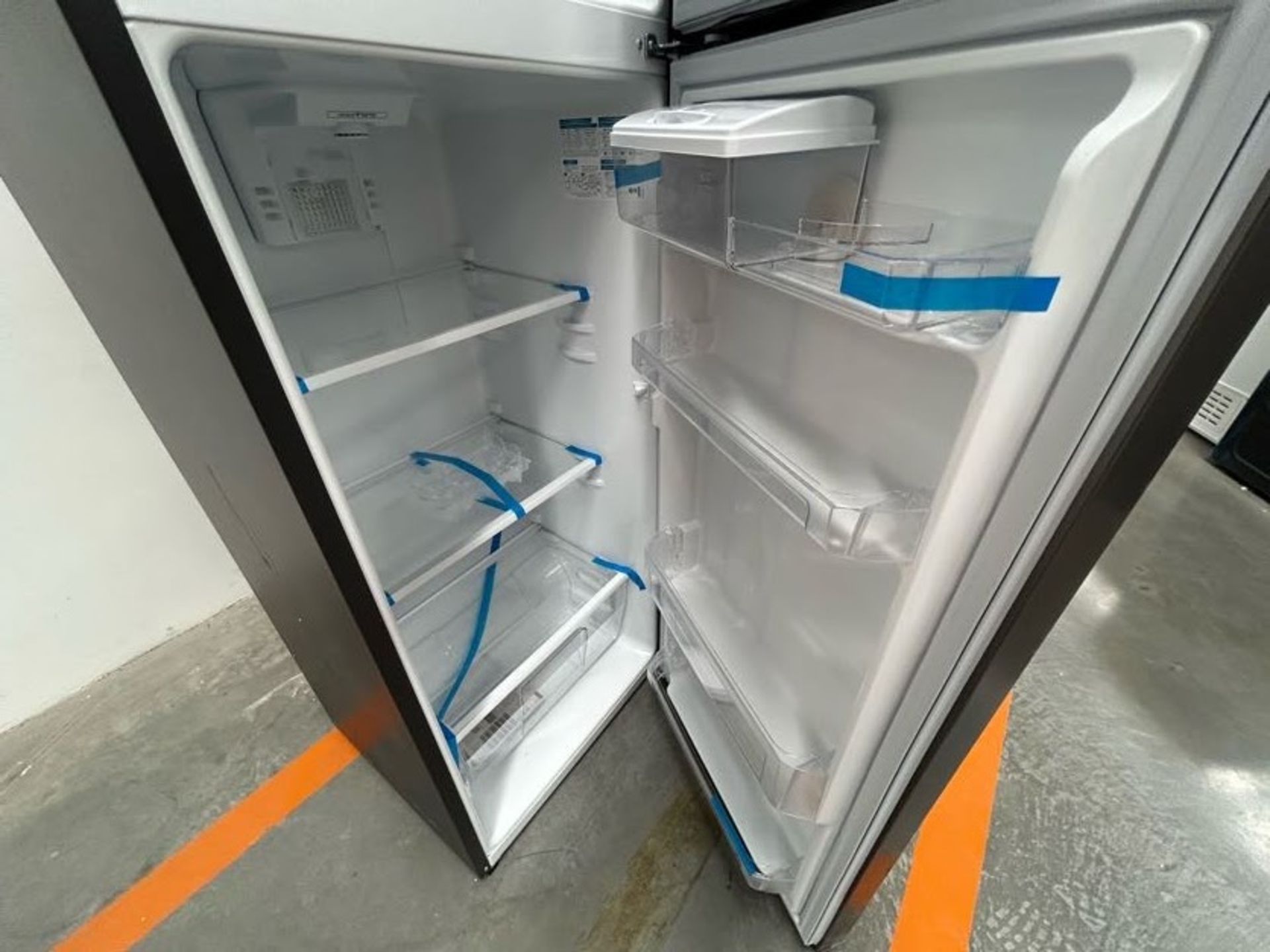 Lote de 2 Refrigeradores contiene: 1 Refrigerador con dispensador de agua Marca MABE, Modelo RMA300 - Image 7 of 8