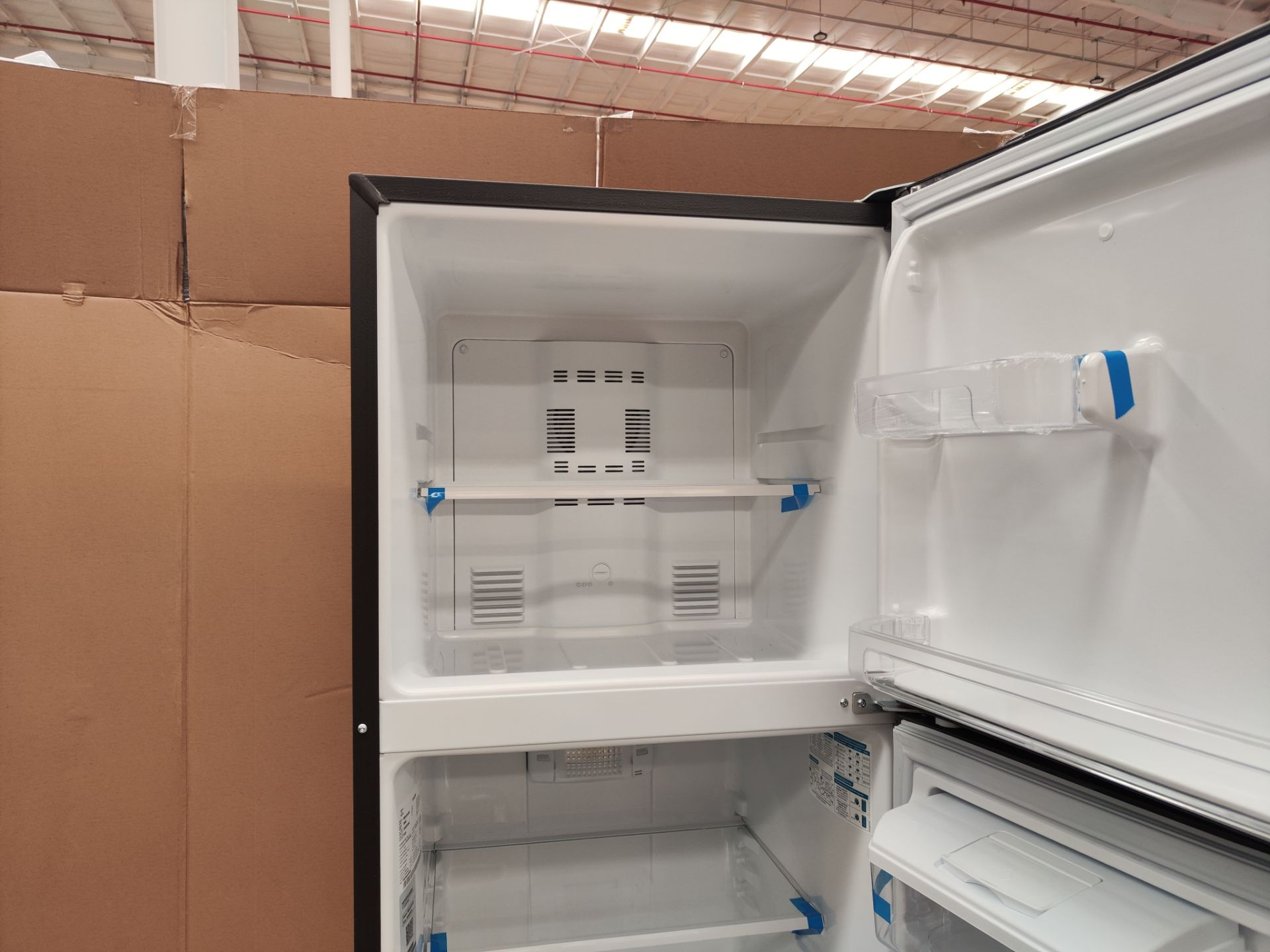 Lote de 2 Refrigeradores contine: 1 Refrigerador Marca MABE, Modelo RMA300FJMR, Serie 00346, Color - Image 5 of 14