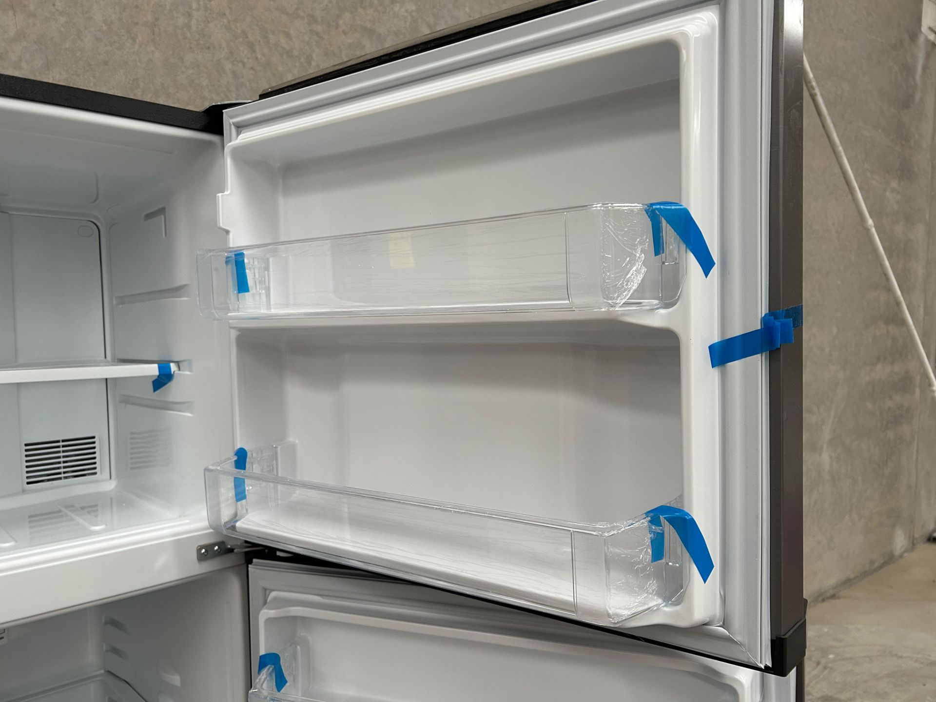 Lote de 2 Refrigeradores contiene: 1 Refrigerador Marca MABE, Modelo RME360PVMRM0, Serie 21969, Col - Image 10 of 15