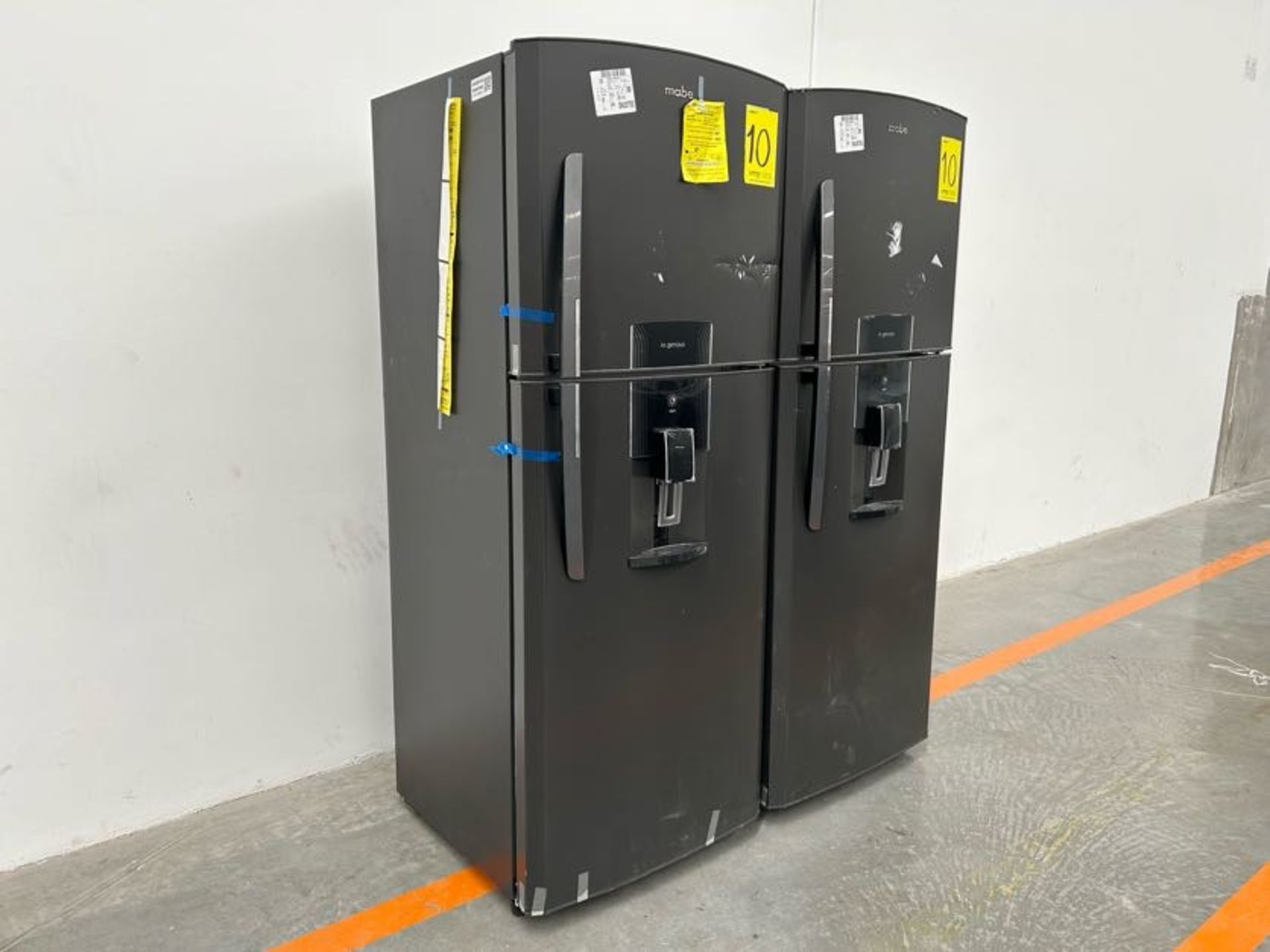 Lote de 2 Refrigeradores contiene: 1 Refrigerador con dispensador de agua Marca MABE, Modelo RME360 - Image 2 of 10