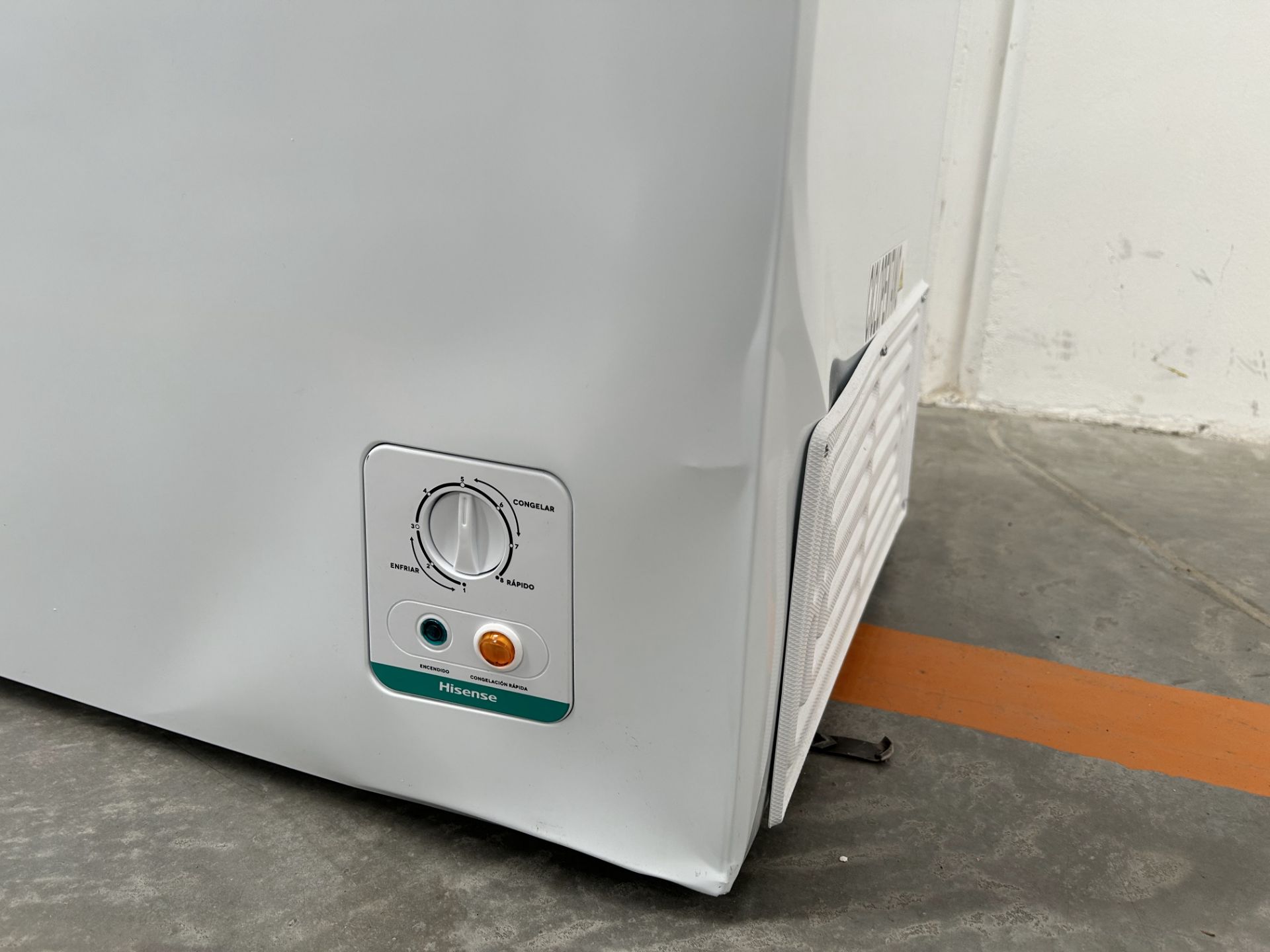Lote de 2 congeladores contiene: 1 congelador Marca HISENSE, Modelo FC70D6BWX, Serie 20778, Color B - Image 6 of 7