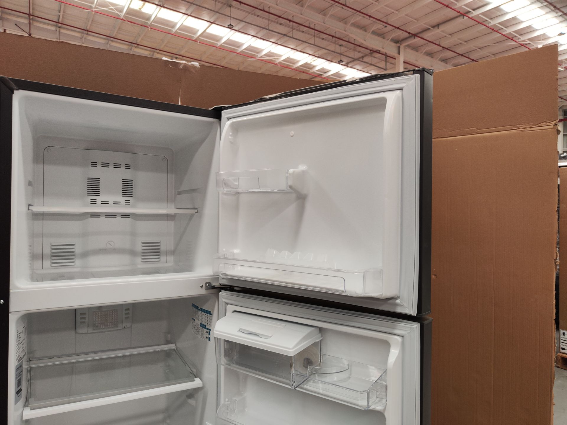 Lote de 2 Refrigeradores contine: 1 Refrigerador Marca MABE, Modelo RMA300FJMR, Serie 00346, Color - Image 13 of 14