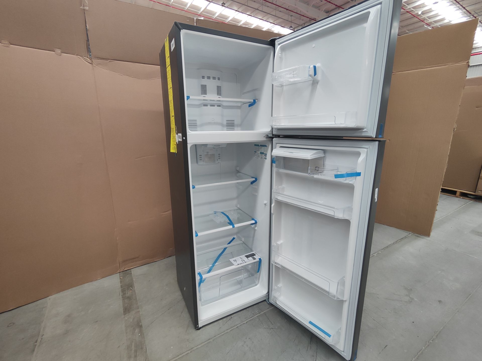 Lote de 2 Refrigeradores contine: 1 Refrigerador Marca MABE, Modelo RMA300FJMR, Serie 00346, Color - Image 4 of 14