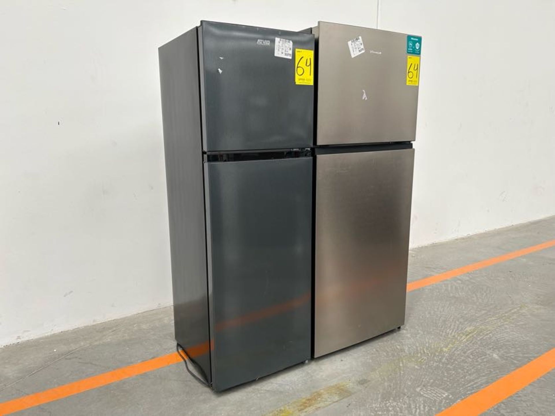 Lote de 2 Refrigeradores contiene: 1 Refrigerador Marca HISENSE, Modelo RT14N6FDX, Serie 70404, Col - Image 2 of 8