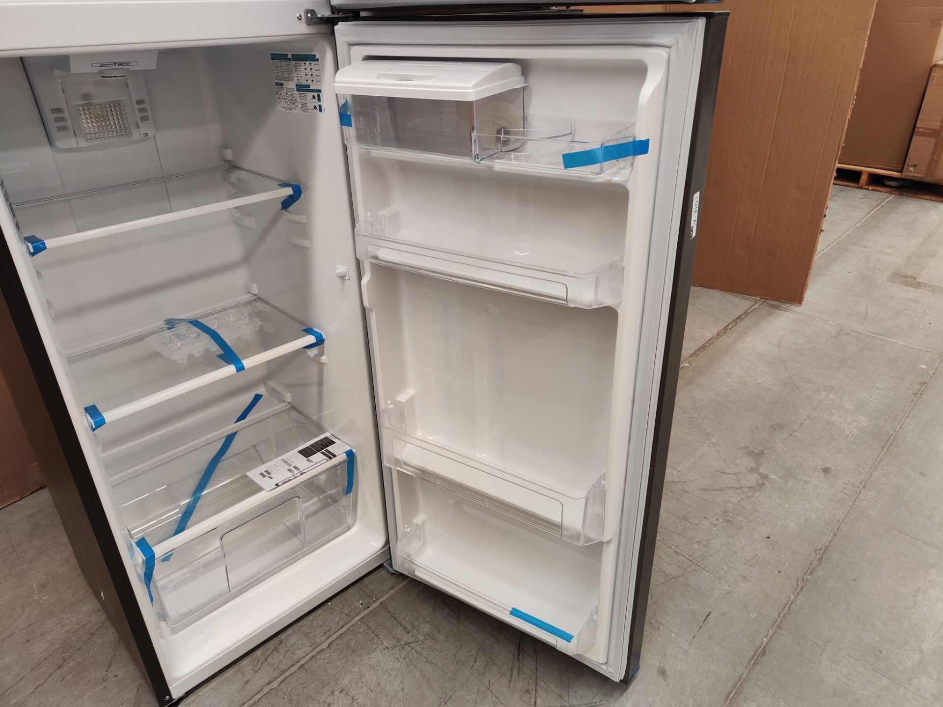 Lote de 2 Refrigeradores contine: 1 Refrigerador Marca MABE, Modelo RMA300FJMR, Serie 00346, Color - Image 7 of 14