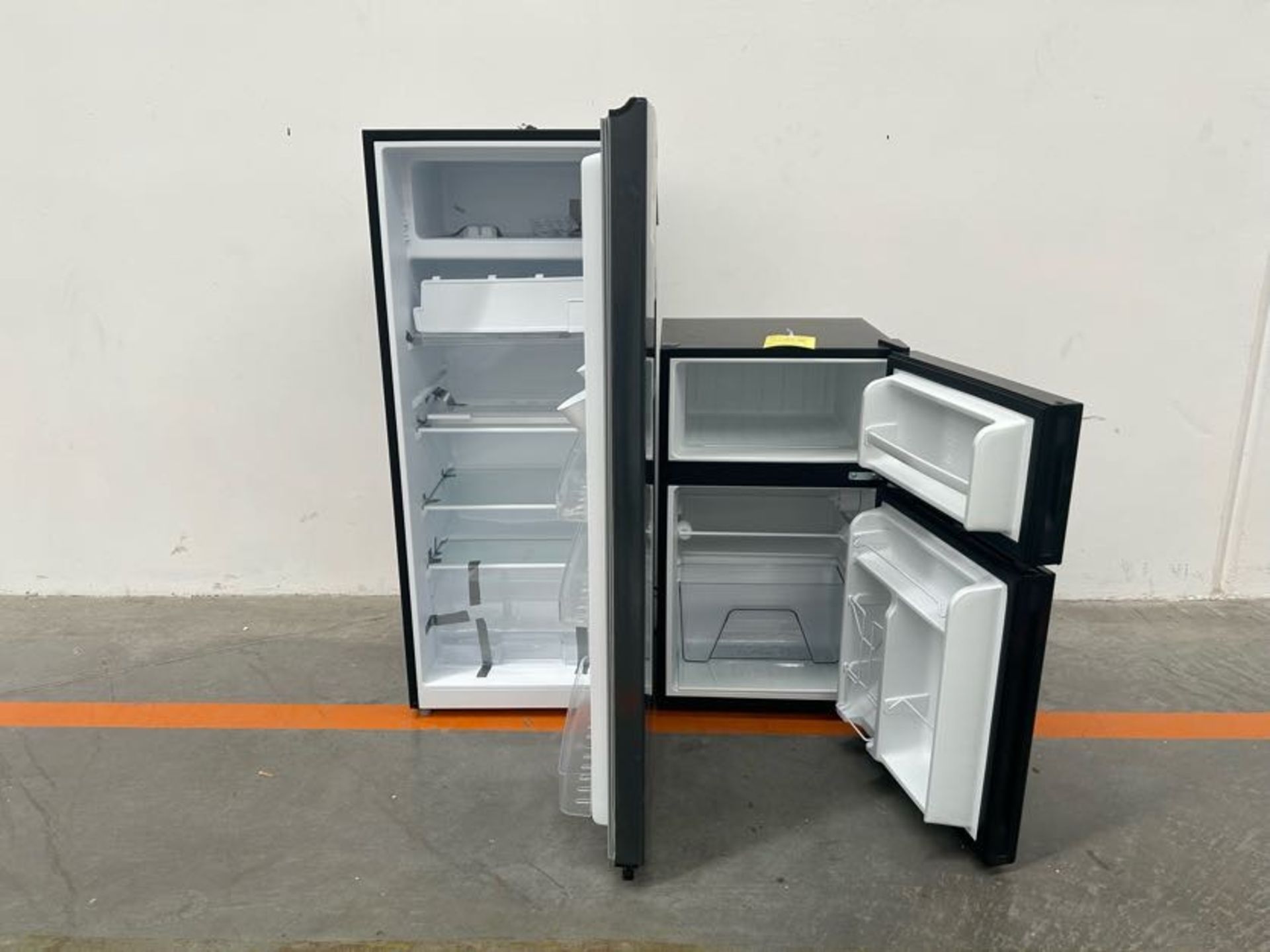 Refrigerador y 1 frigobar contiene: 1 Refrigerador Marca ATVIO, Modelo AT66URS, Serie 10566, Color - Image 4 of 5