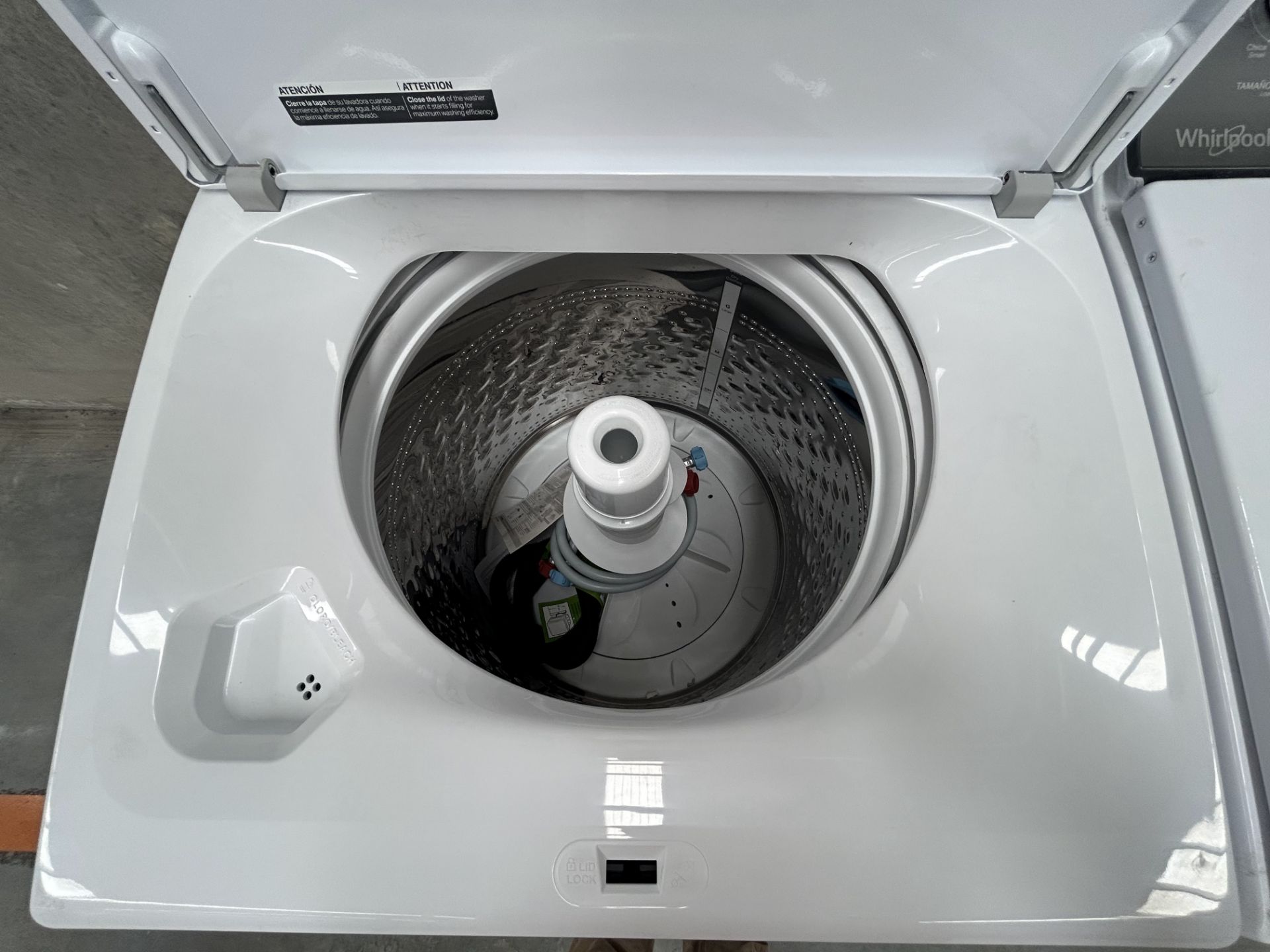 Lote de 2 lavadoras contiene: 1 Lavadora de 22 KG Marca WHIRPOOL, Modelo 8MWTW2224MPM0, Serie 71225 - Image 4 of 8