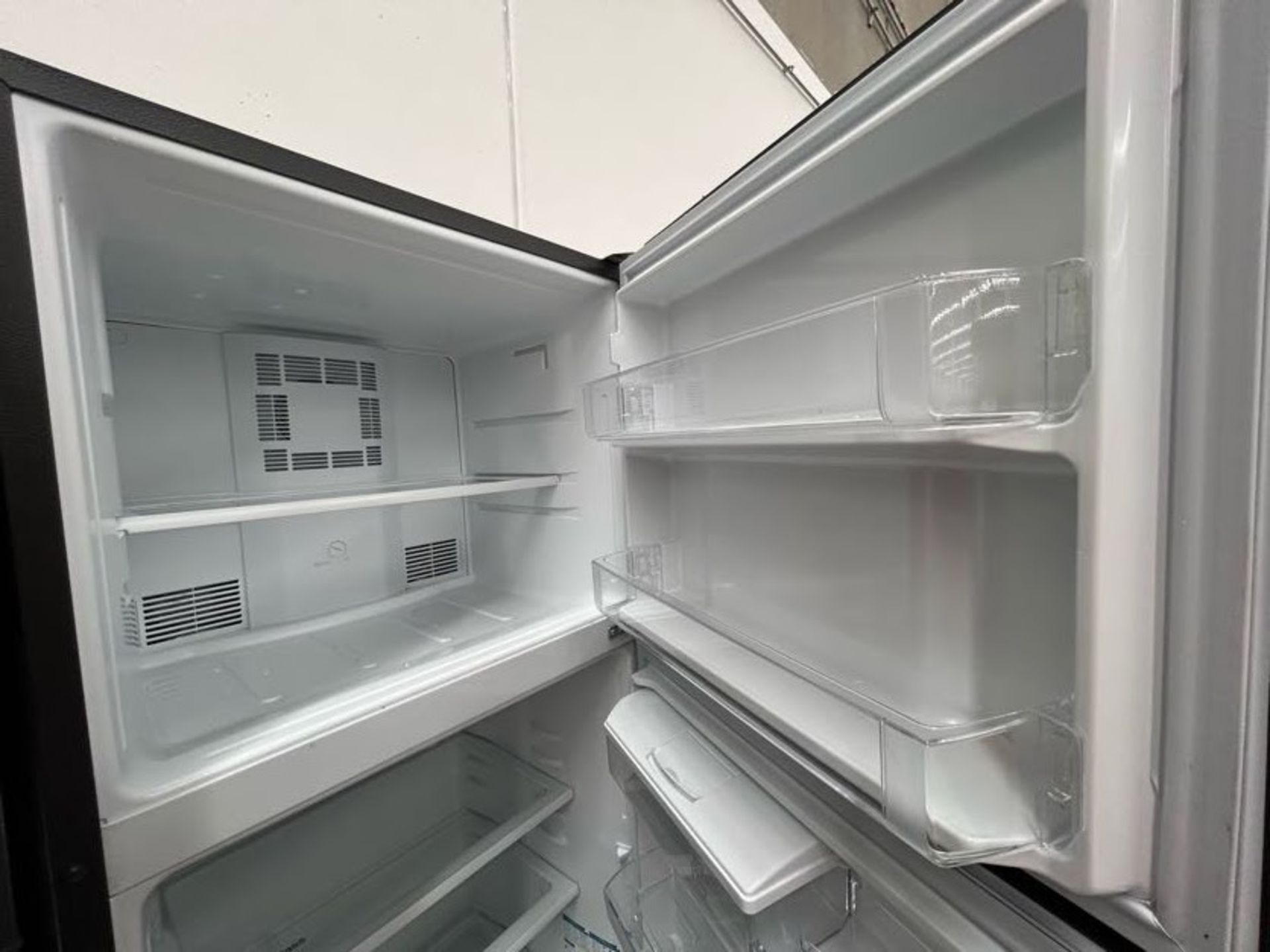 Lote de 2 Refrigeradores contiene: 1 Refrigerador con dispensador de agua Marca MABE, Modelo RME360 - Image 4 of 10