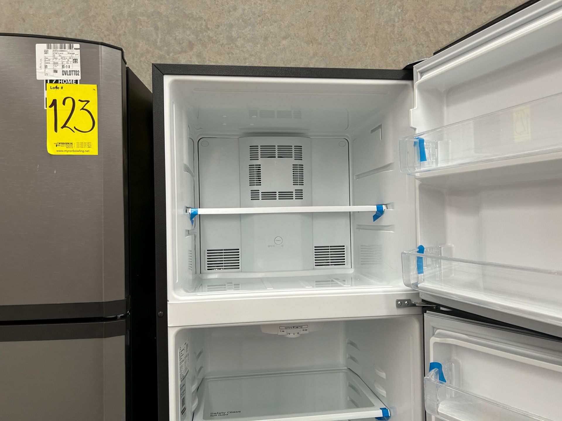 Lote de 2 Refrigeradores contiene: 1 Refrigerador Marca MABE, Modelo RME360PVMRM0, Serie 21969, Col - Image 11 of 15