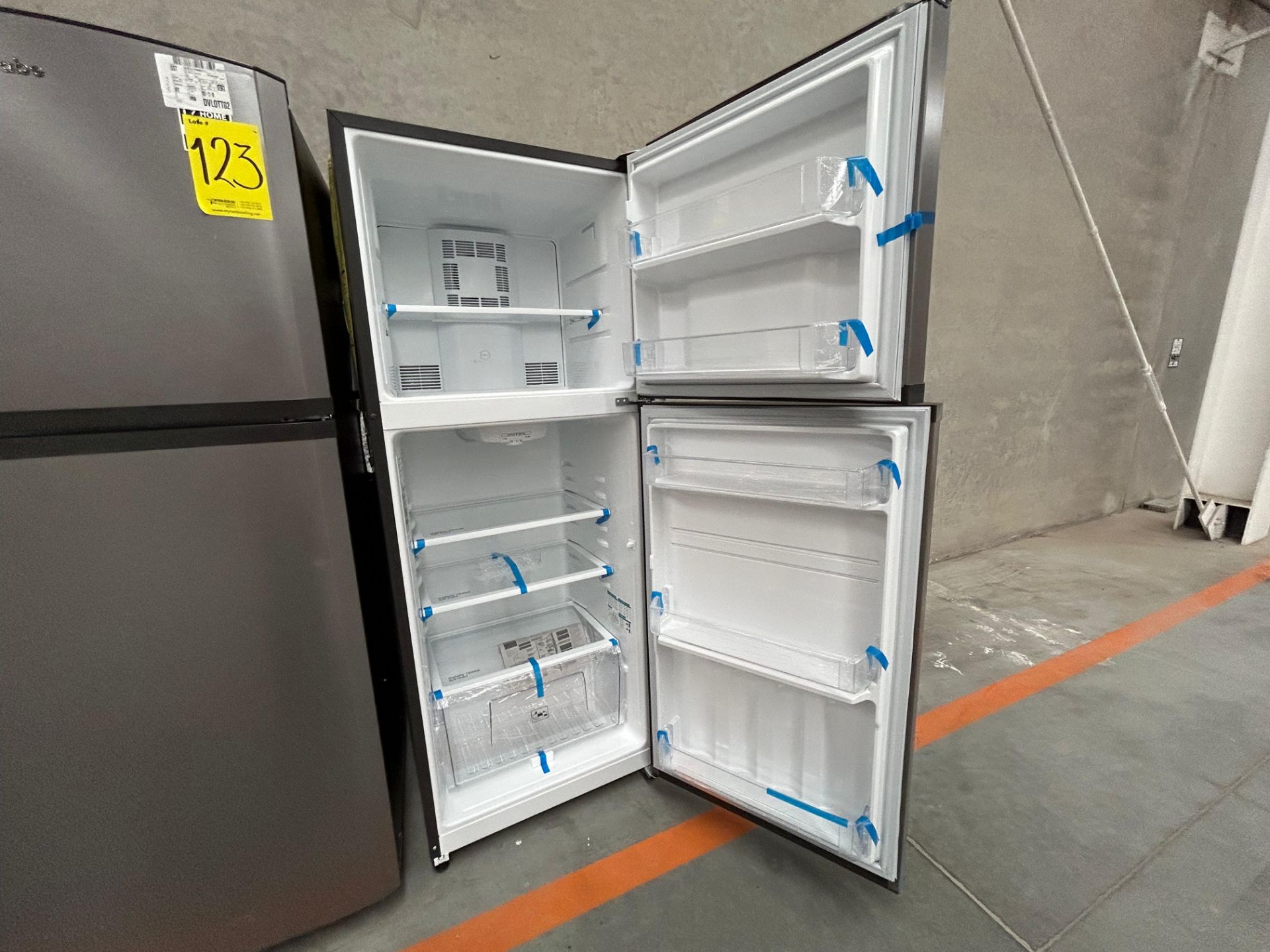 Lote de 2 Refrigeradores contiene: 1 Refrigerador Marca MABE, Modelo RME360PVMRM0, Serie 21969, Col - Image 5 of 15