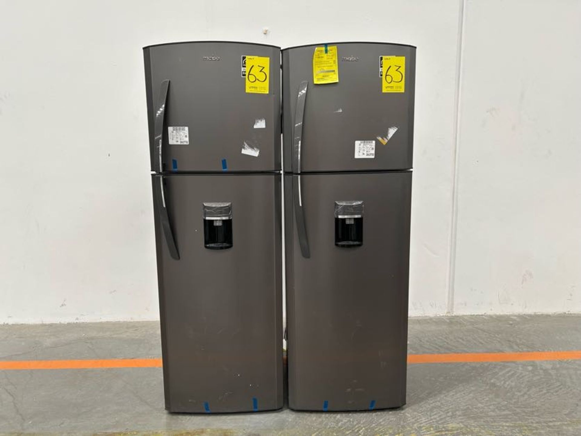 Lote de 2 Refrigeradores contiene: 1 Refrigerador con dispensador de agua Marca MABE, Modelo RMA300