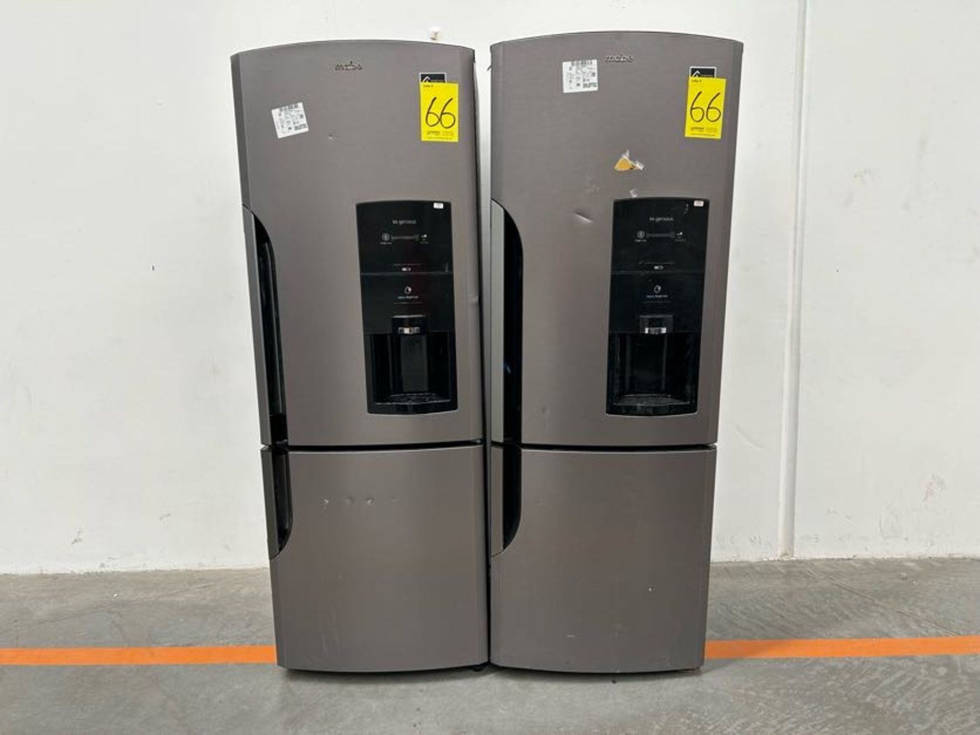 Lote de 2 Refrigeradores contiene: 1 Refrigerador con dispensador de agua Marca MABE, Modelo RMB400