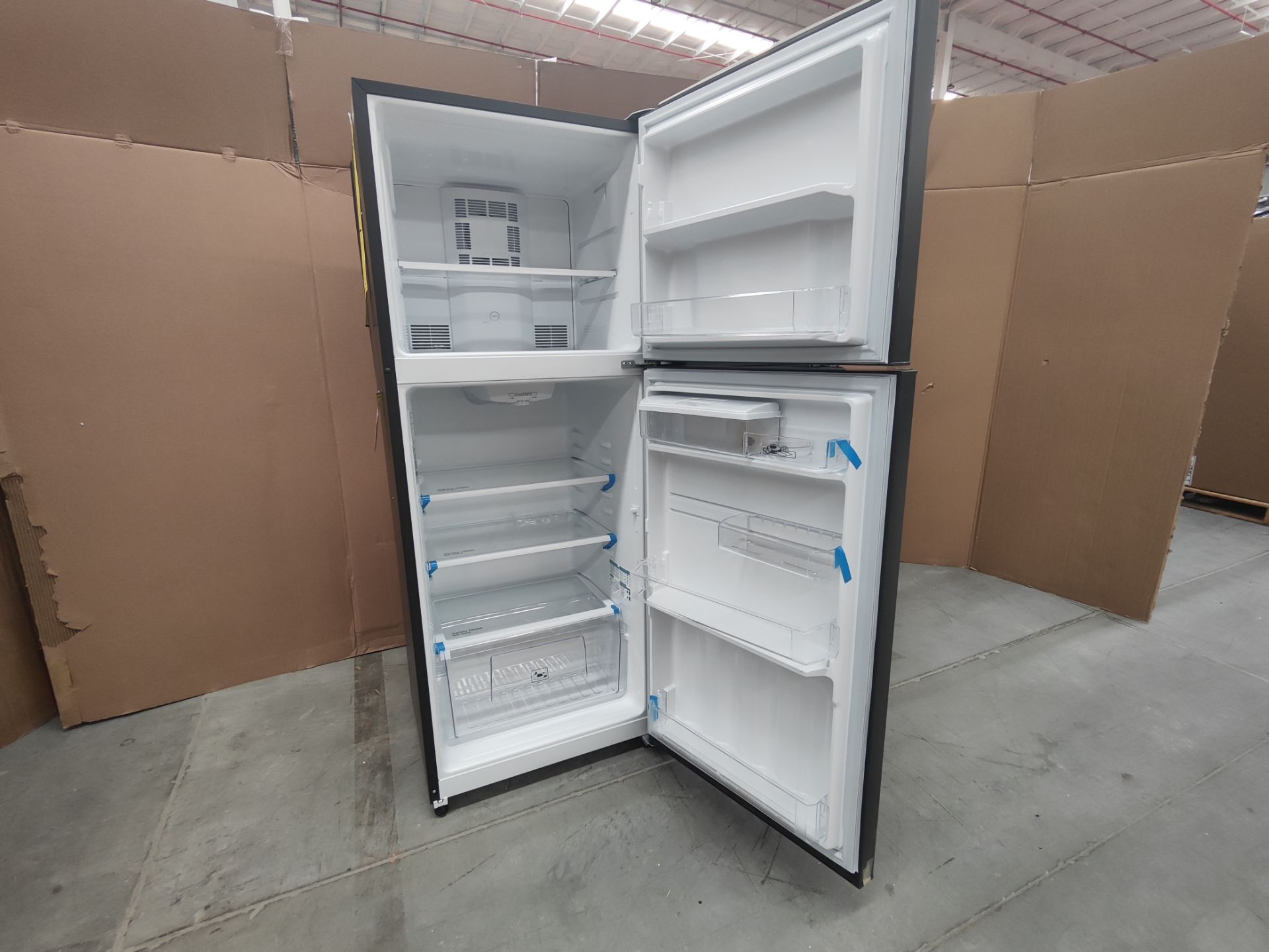 Lote de 2 Refrigeradores contine: 1 Refrigerador Marca Mabe, Modelo RME360FDMRD0, Serie 822933, Col - Image 4 of 6