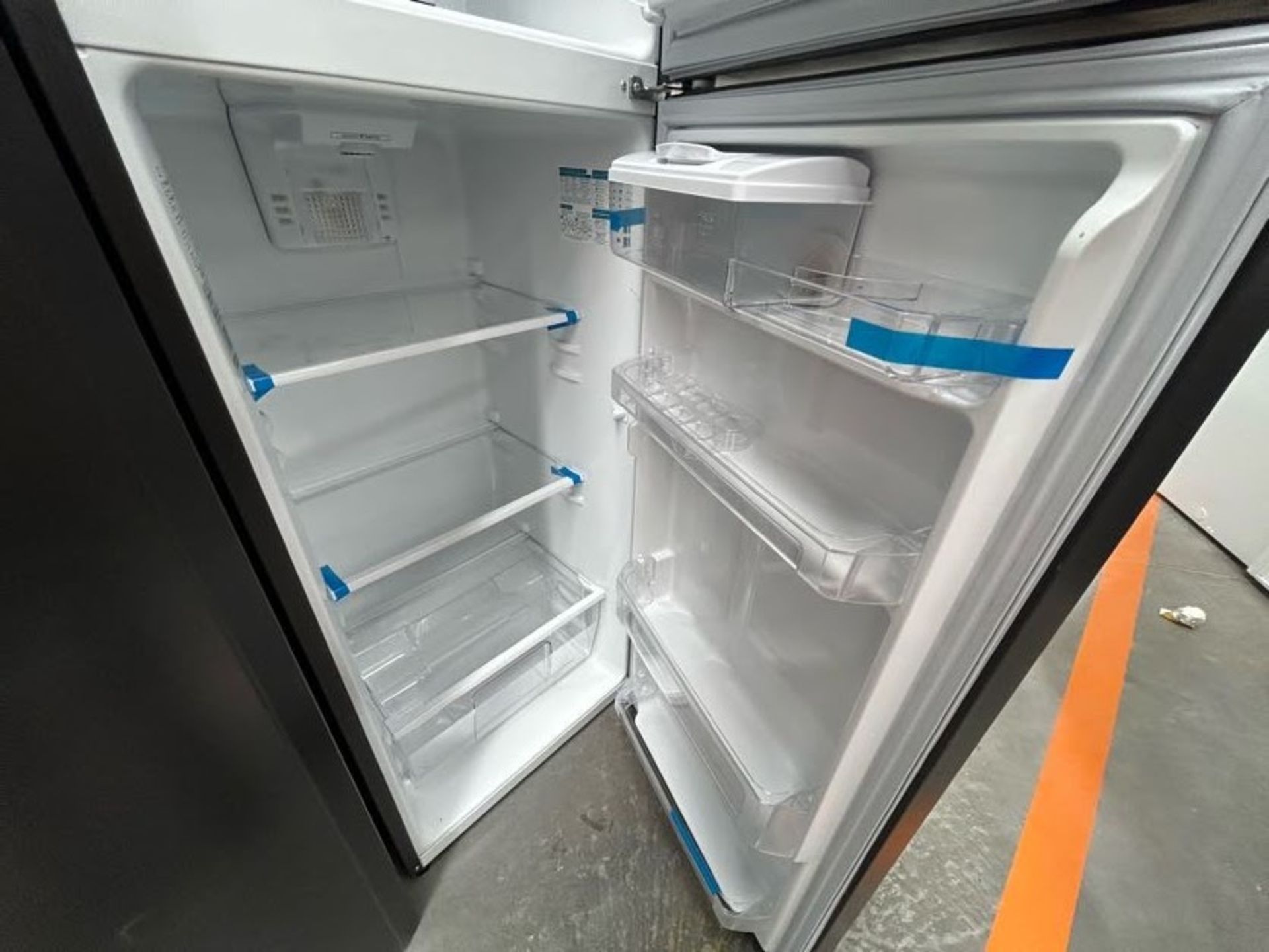 Lote de 2 Refrigeradores contiene: 1 Refrigerador con dispensador de agua Marca MABE, Modelo RMA300 - Image 5 of 8