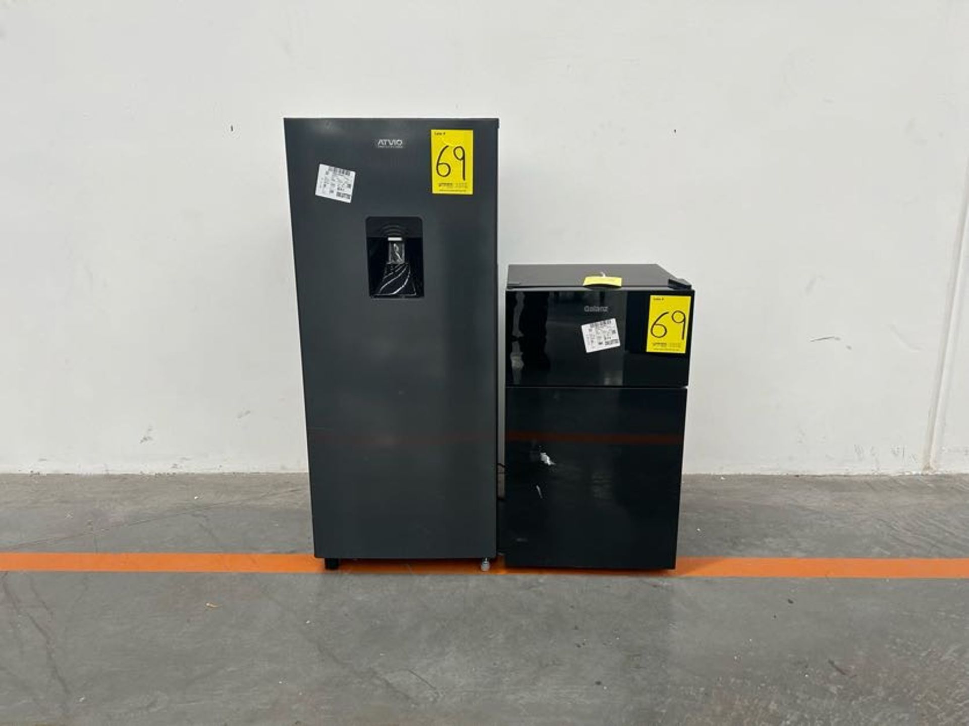 Refrigerador y 1 frigobar contiene: 1 Refrigerador Marca ATVIO, Modelo AT66URS, Serie 10566, Color