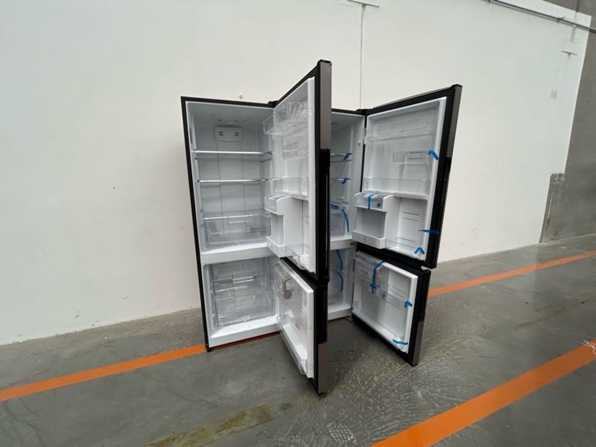 Lote de 2 Refrigeradores contiene: 1 Refrigerador con dispensador de agua Marca MABE, Modelo RMB400 - Image 5 of 11