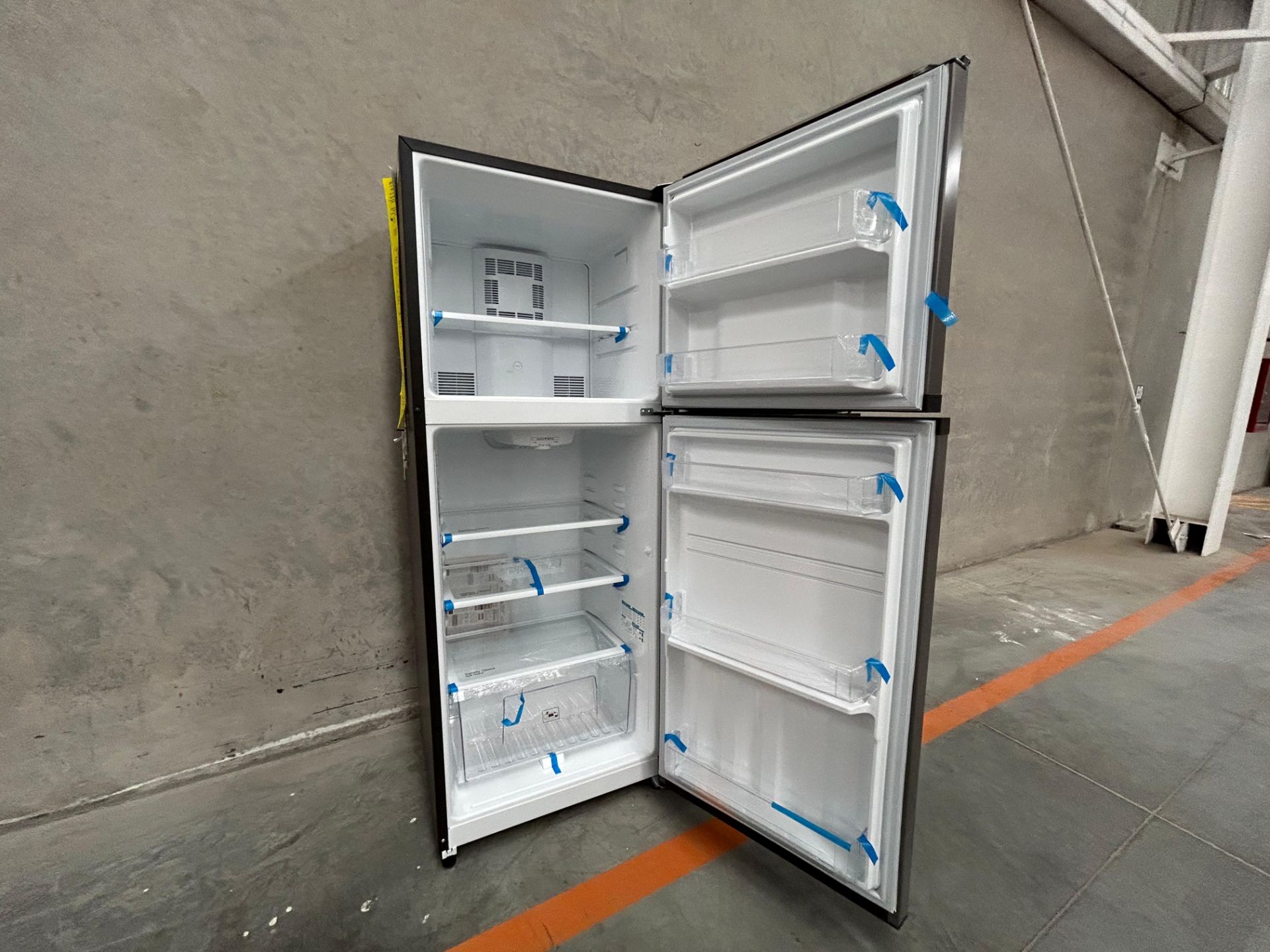 Lote de 2 Refrigeradores contiene: 1 Refrigerador Marca MABE, Modelo RME360PVMRM0, Serie 21969, Col - Image 4 of 15
