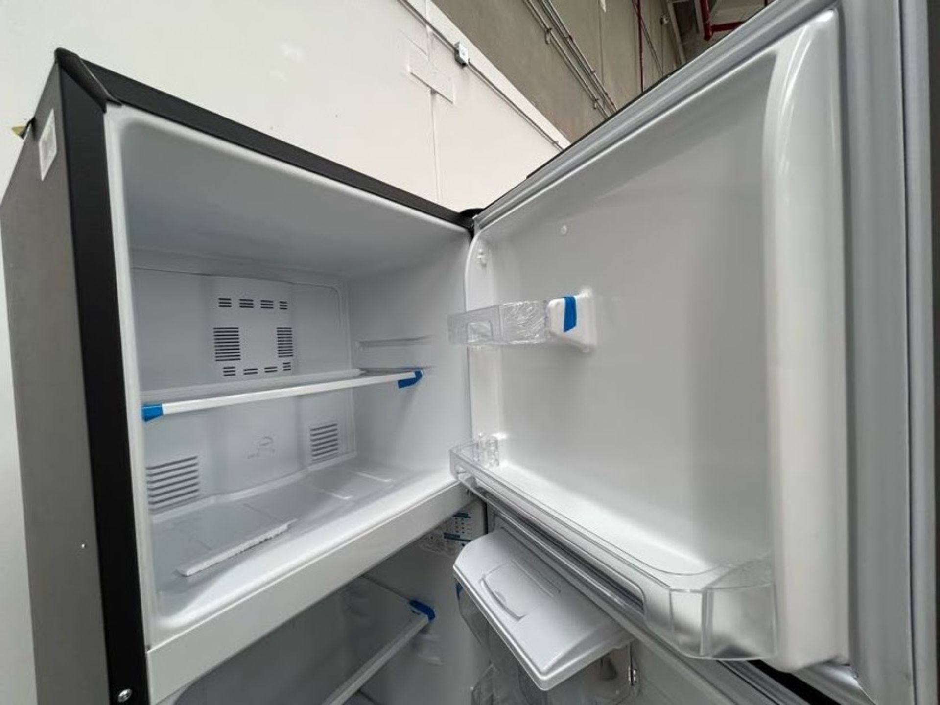 Lote de 2 Refrigeradores contiene: 1 Refrigerador con dispensador de agua Marca MABE, Modelo RMA300 - Image 6 of 8