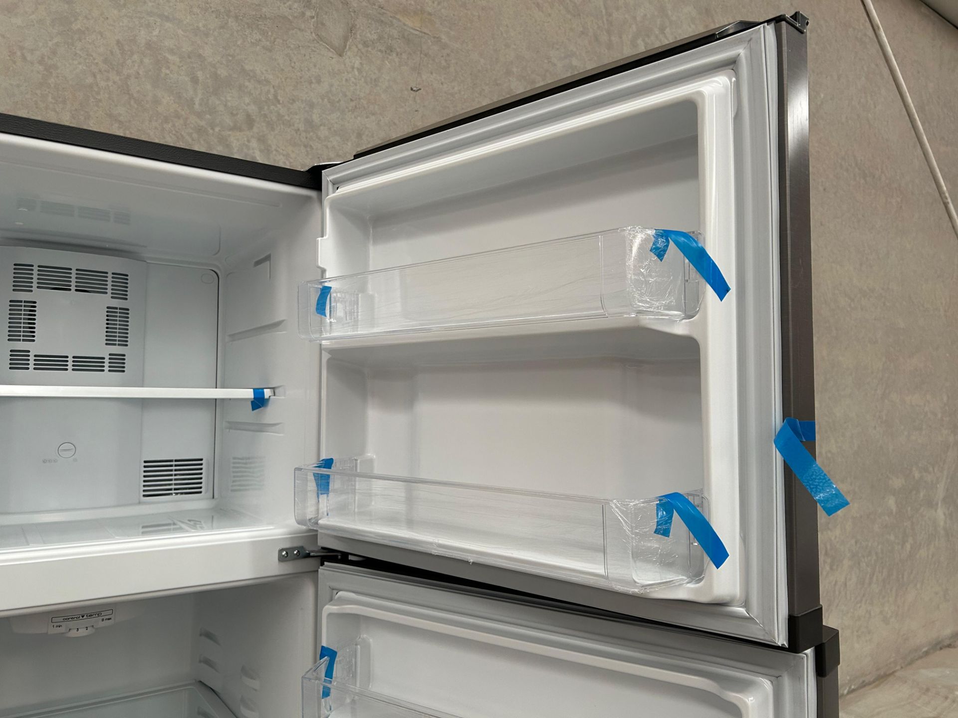 Lote de 2 Refrigeradores contiene: 1 Refrigerador Marca MABE, Modelo RME360PVMRM0, Serie 21969, Col - Image 8 of 15