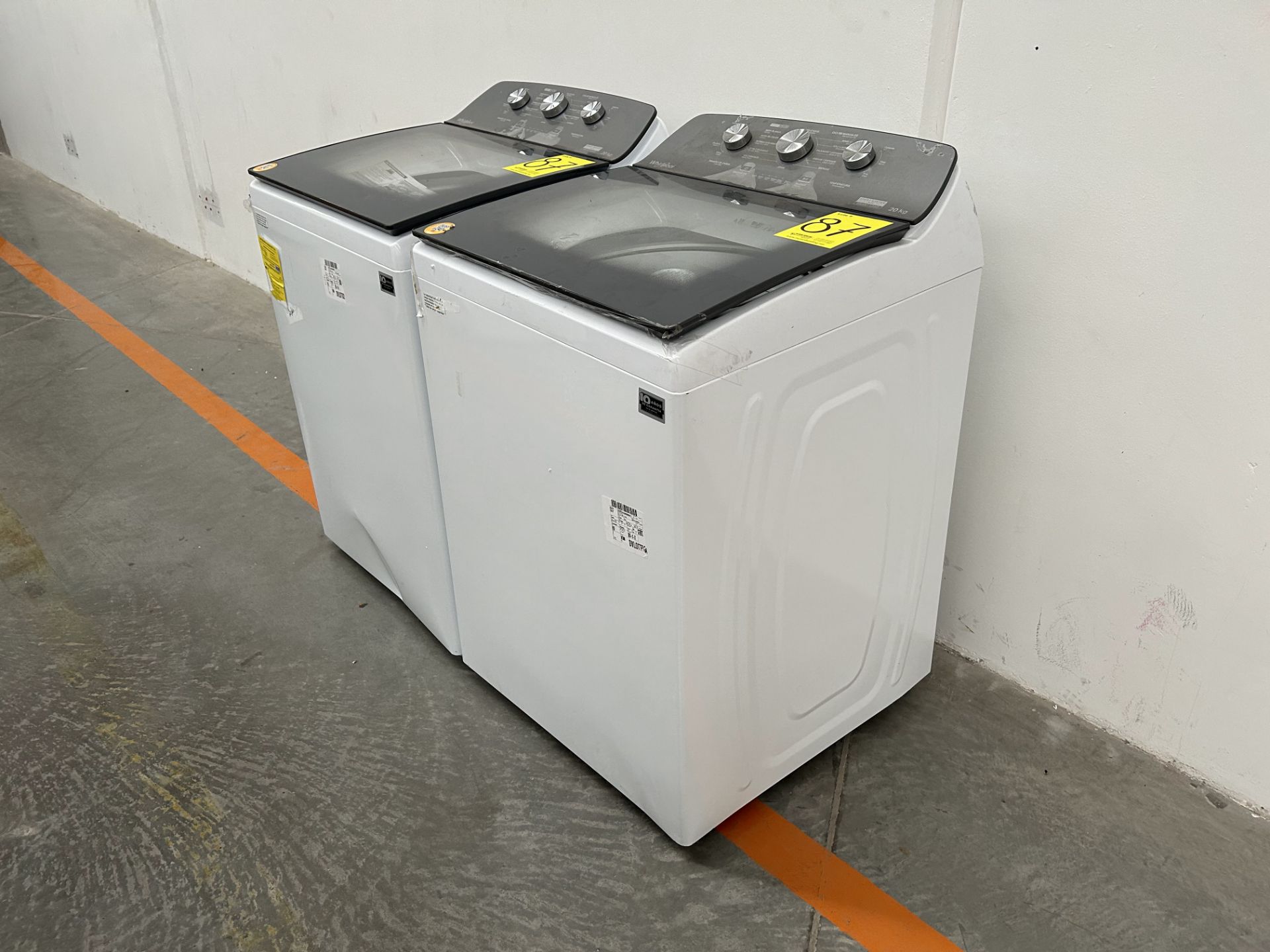 Lote de 2 lavadoras contiene: 1 Lavadora de 20 KG Marca WHIRPOOL, Modelo 8MWTW2024WPM0, Serie 83777 - Image 2 of 7