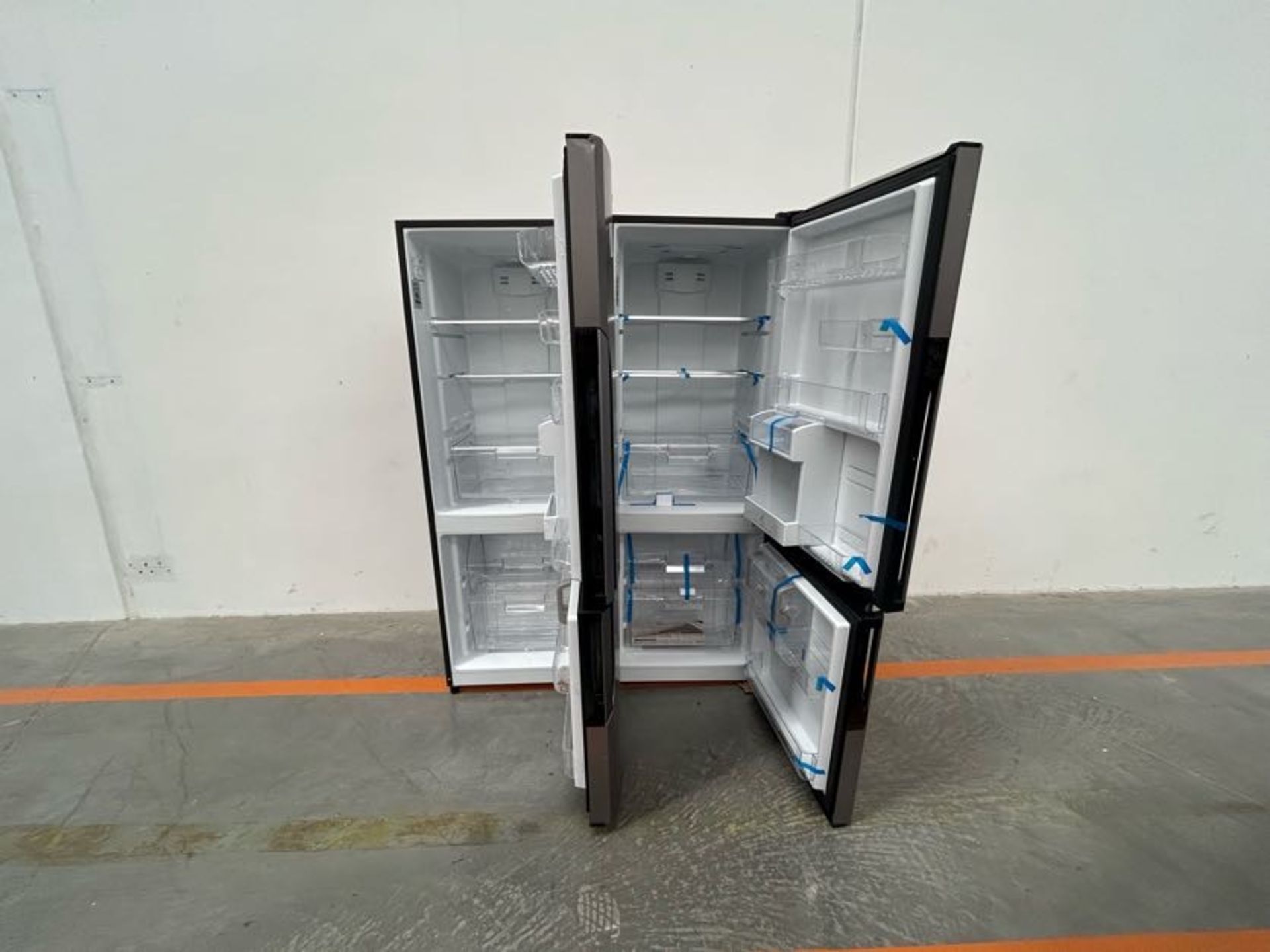 Lote de 2 Refrigeradores contiene: 1 Refrigerador con dispensador de agua Marca MABE, Modelo RMB400 - Image 4 of 11