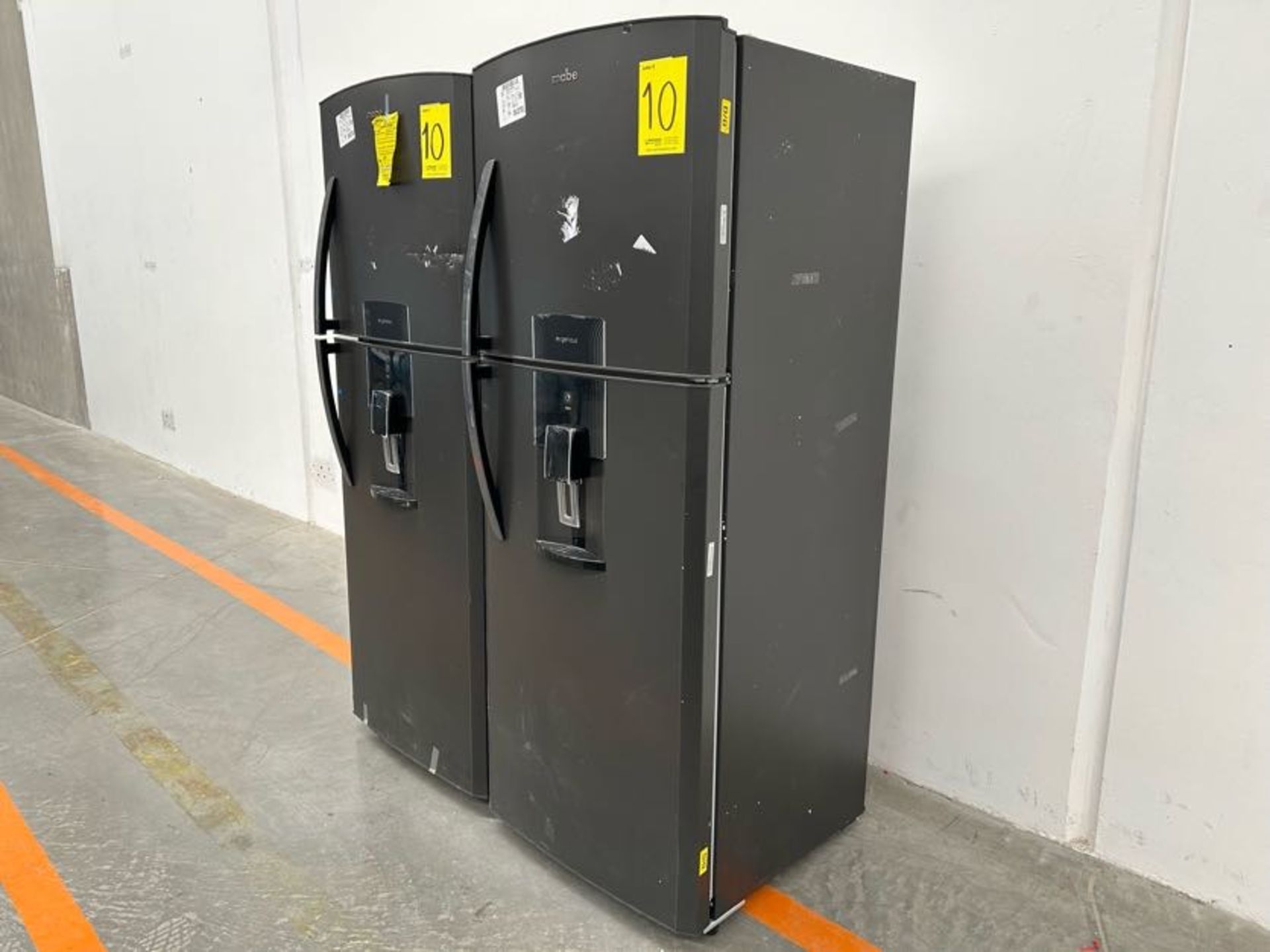 Lote de 2 Refrigeradores contiene: 1 Refrigerador con dispensador de agua Marca MABE, Modelo RME360 - Image 3 of 10