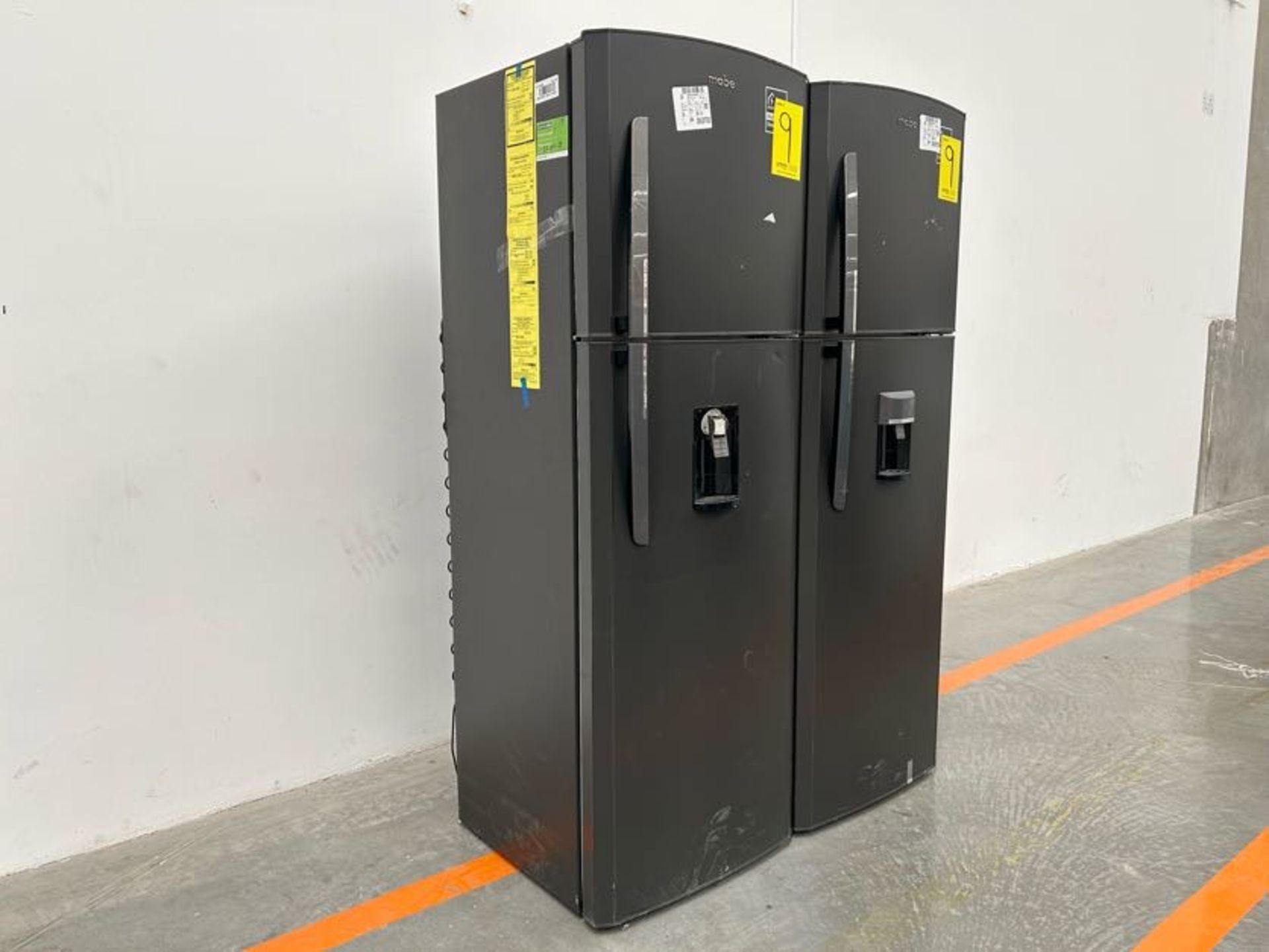 Lote de 2 Refrigeradores contiene: 1 Refrigerador con dispensador de agua Marca MABE, Modelo RMA300 - Image 2 of 8