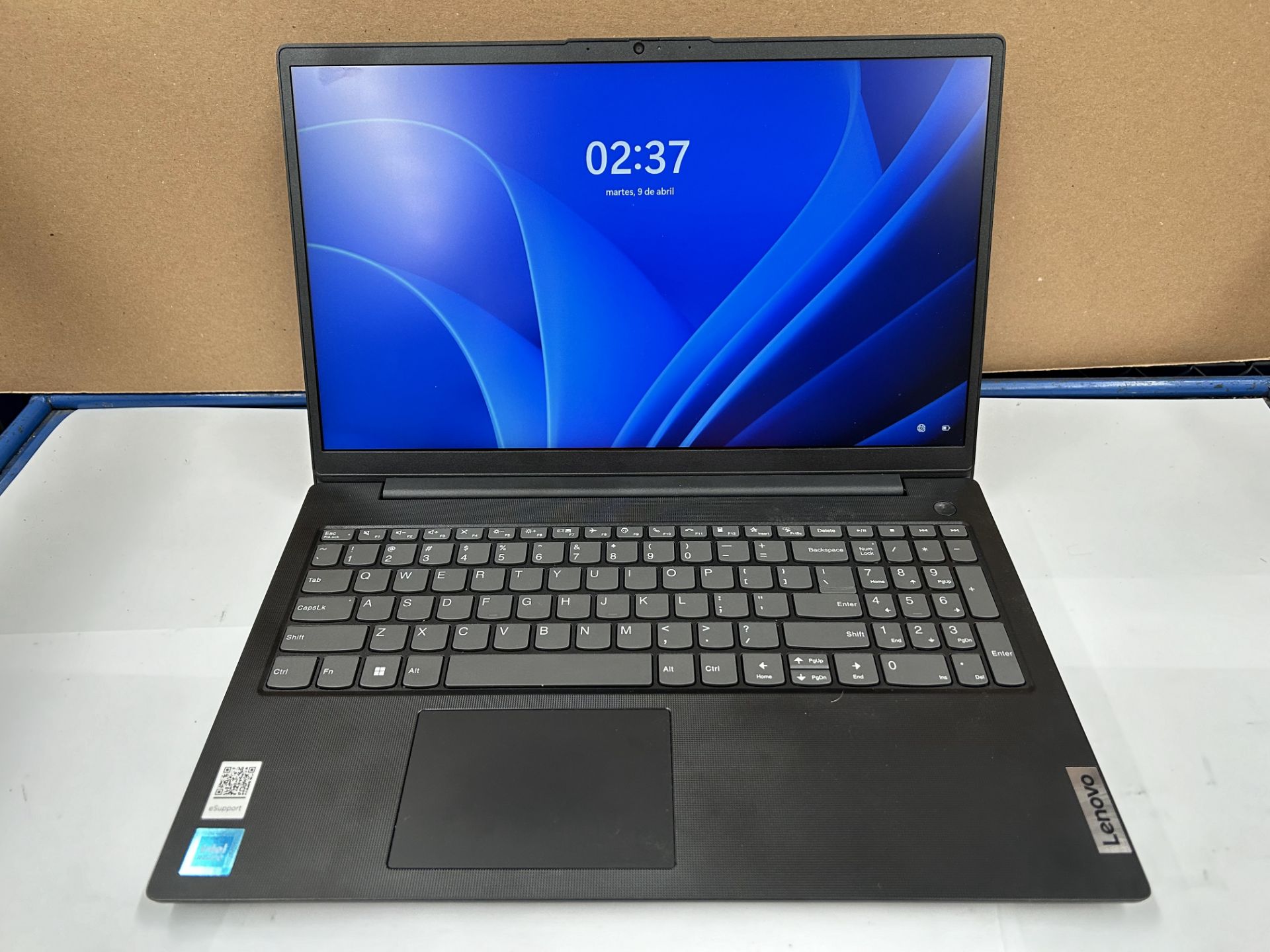 Laptop Marca LENOVO, Modelo V15 82QY001RUS, SeriePF4M7WKV, INTEL Inside 8 Gb en Ram 256 GB de almac - Image 4 of 6