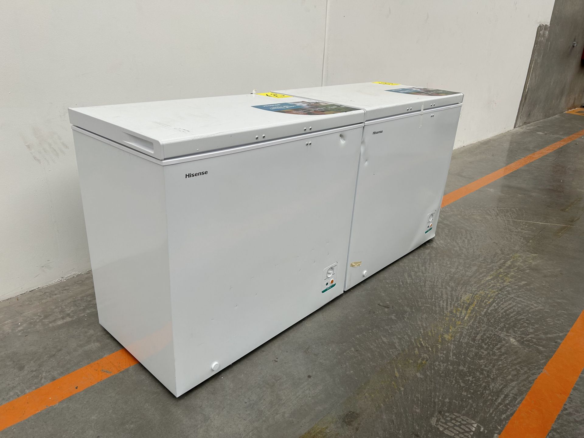 Lote de 2 congeladores contiene: 1 congelador Marca HISENSE, Modelo FC70D6BWX, Serie 20778, Color B - Image 3 of 7