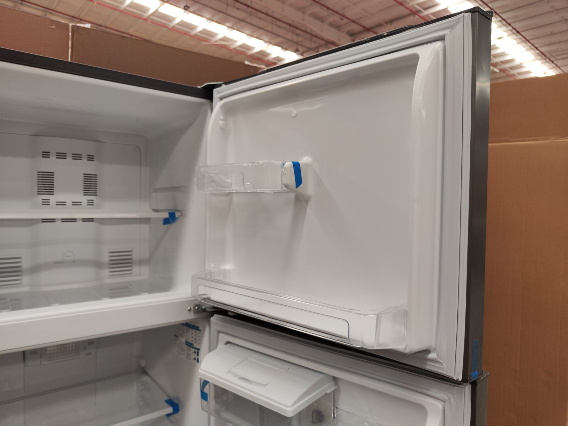Lote de 2 Refrigeradores contine: 1 Refrigerador Marca MABE, Modelo RMA300FJMR, Serie 00346, Color - Image 8 of 14
