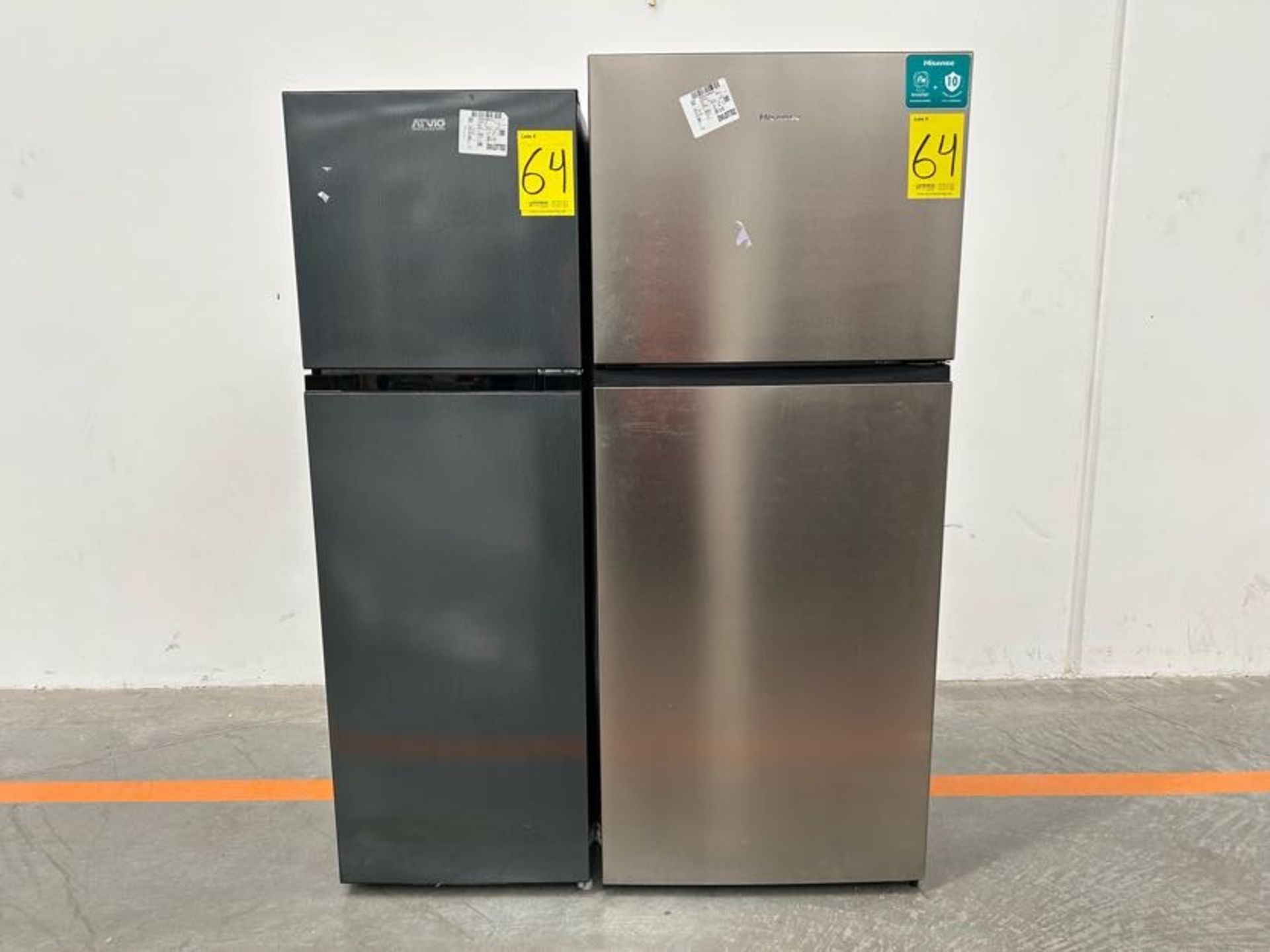 Lote de 2 Refrigeradores contiene: 1 Refrigerador Marca HISENSE, Modelo RT14N6FDX, Serie 70404, Col