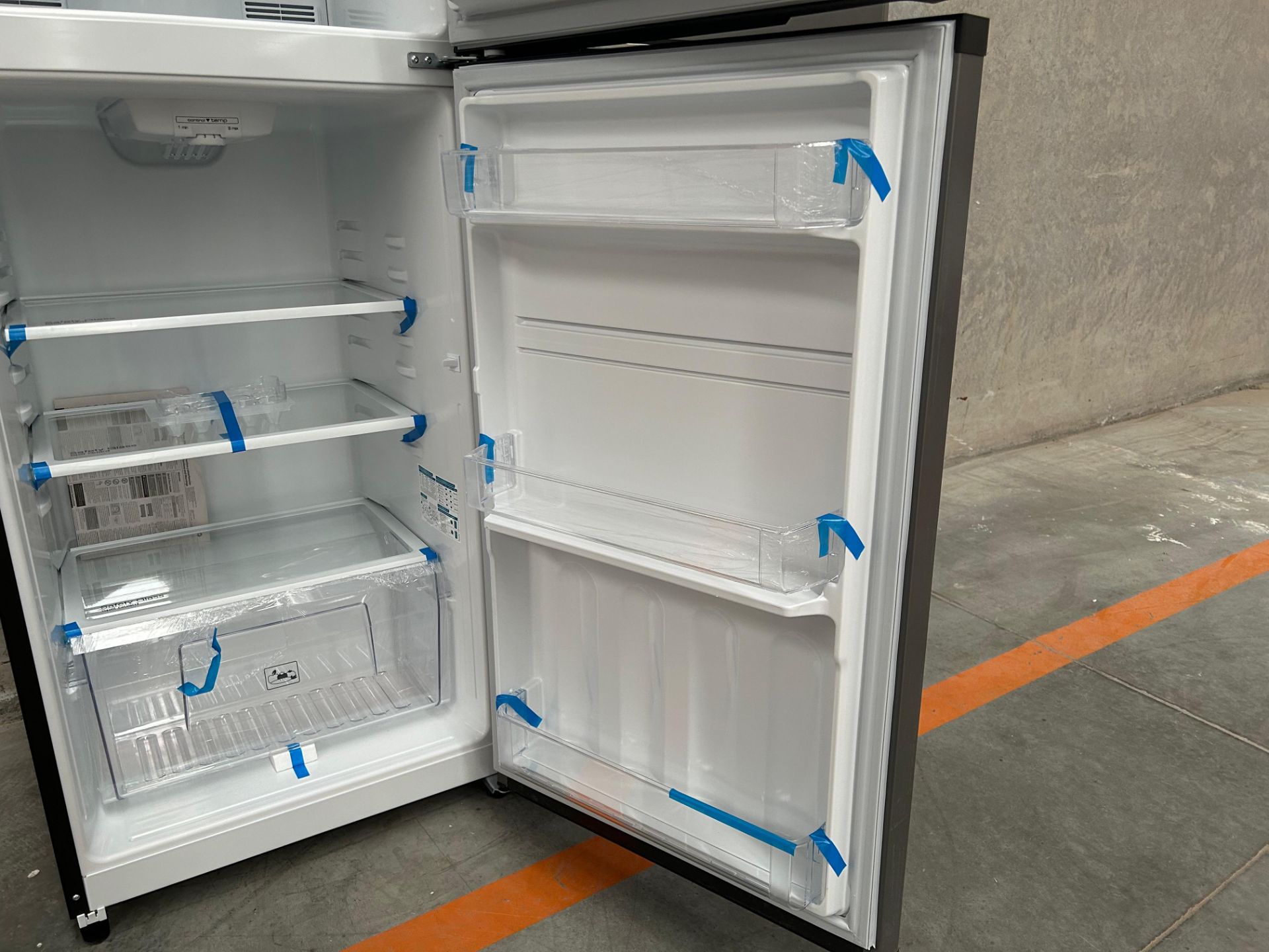 Lote de 2 Refrigeradores contiene: 1 Refrigerador Marca MABE, Modelo RME360PVMRM0, Serie 21969, Col - Image 9 of 15