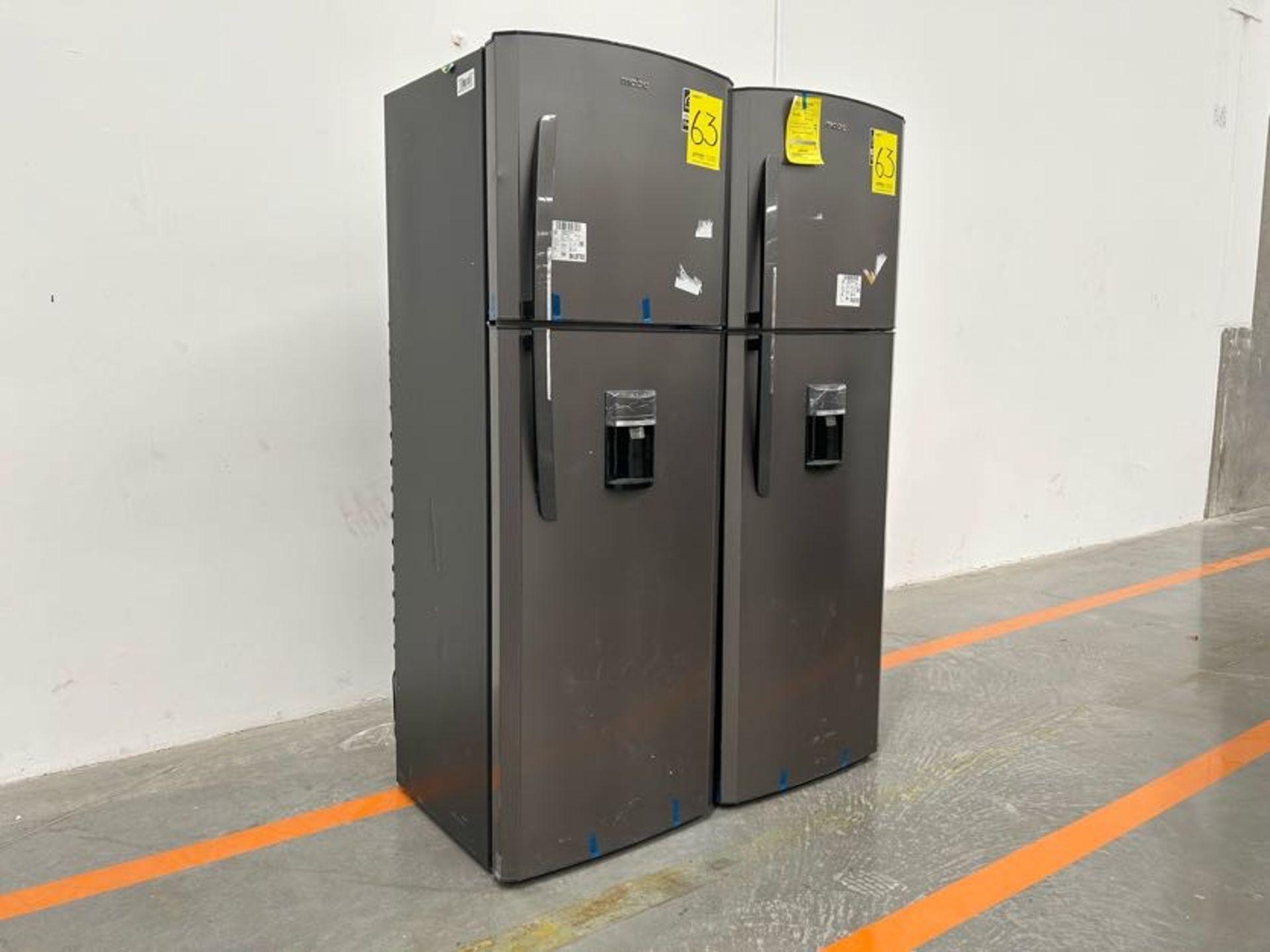 Lote de 2 Refrigeradores contiene: 1 Refrigerador con dispensador de agua Marca MABE, Modelo RMA300 - Image 2 of 8