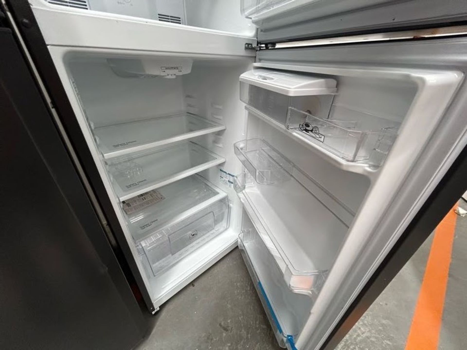 Lote de 2 Refrigeradores contiene: 1 Refrigerador con dispensador de agua Marca MABE, Modelo RME360 - Image 5 of 10
