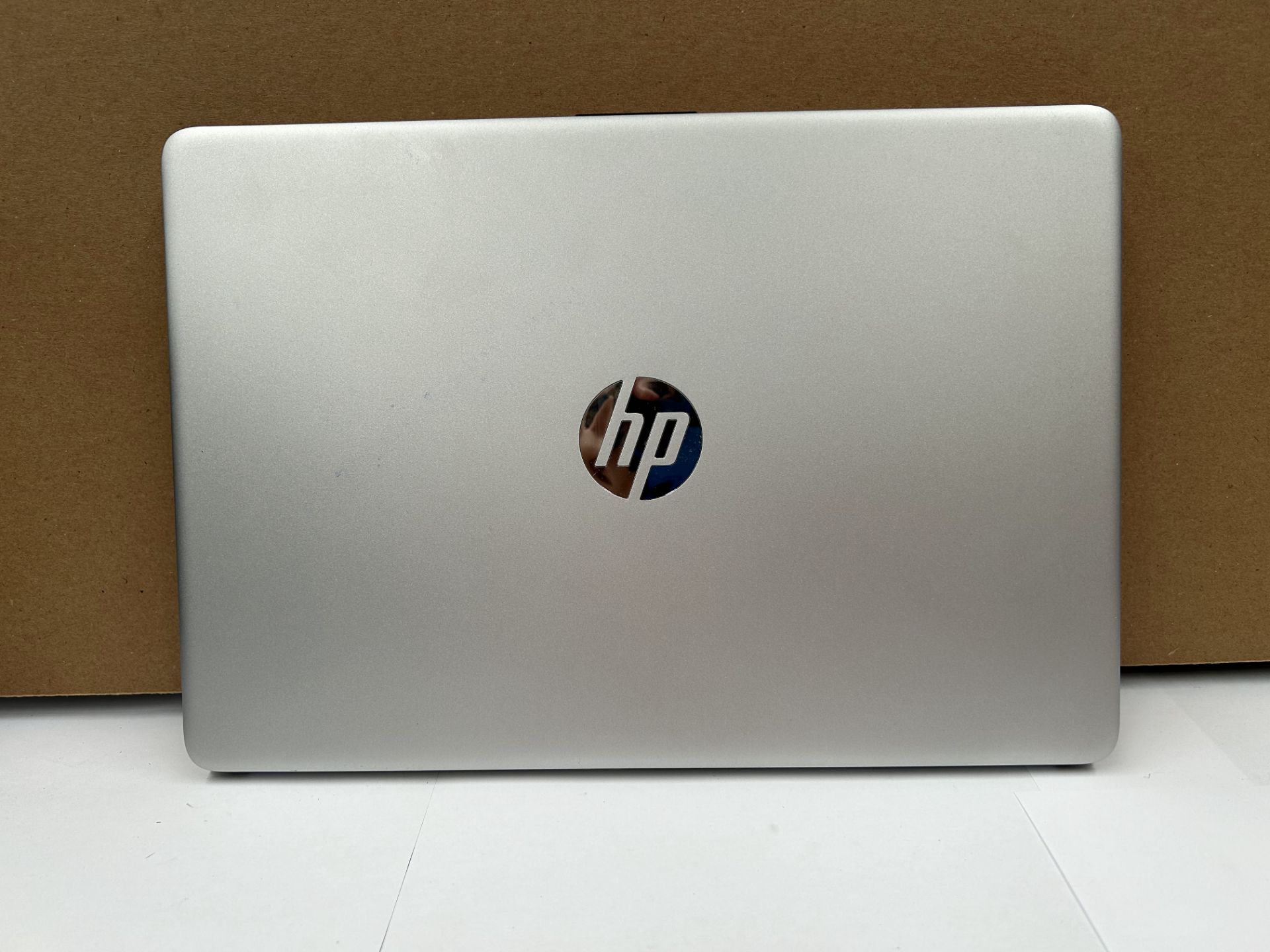 Laptop Marca HP, Modelo 14DQ0527LA, Serie 5CD334BBQK, INTEL Inside, 8 Gb en RAM, 256 Gb de almacen - Image 4 of 5