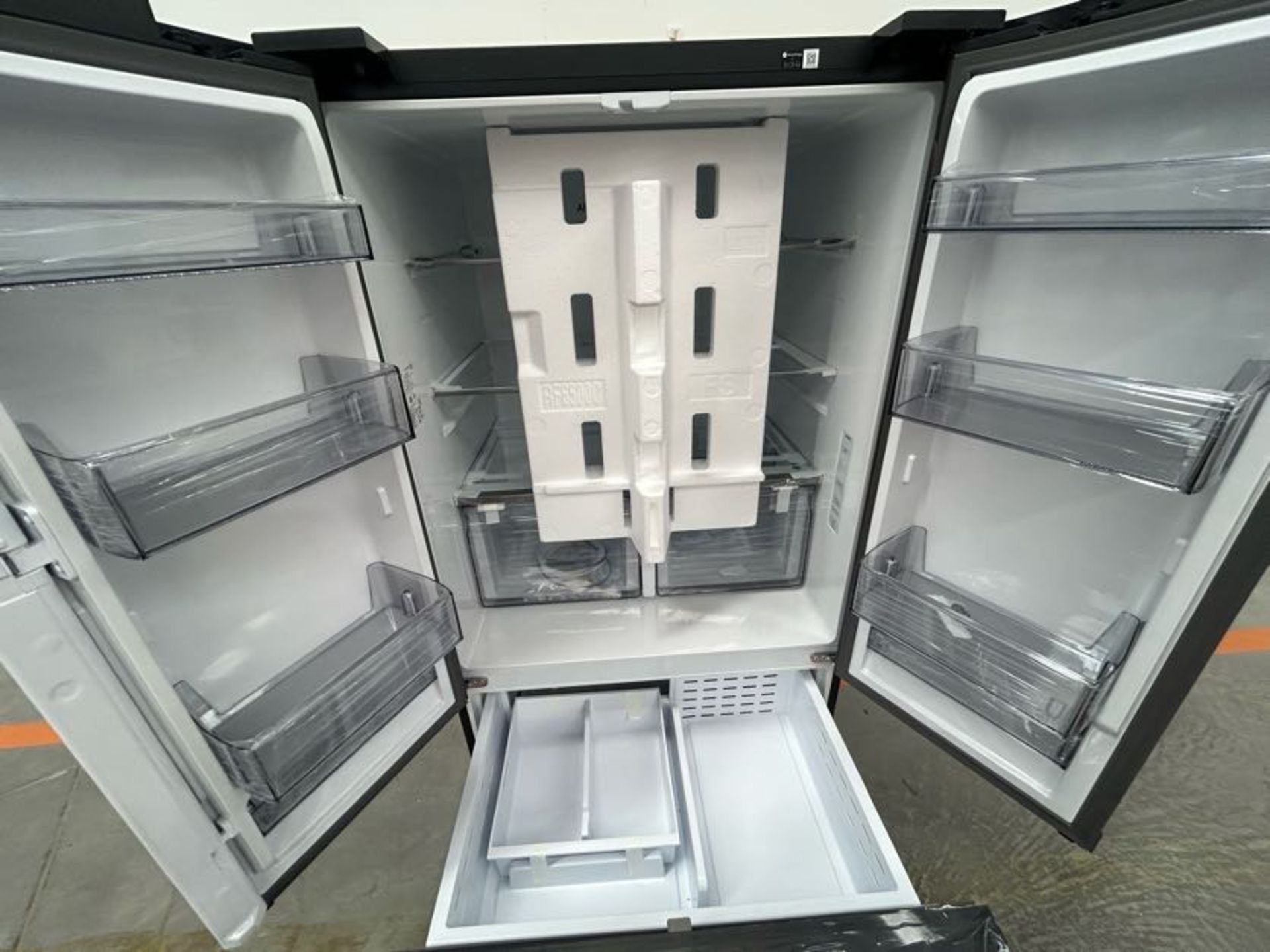 Refrigerador Marca SAMSUNG, Modelo RF32CG5N10B1EM, Serie 0668B, Color NEGRO (Equipo de devolución) - Image 4 of 5