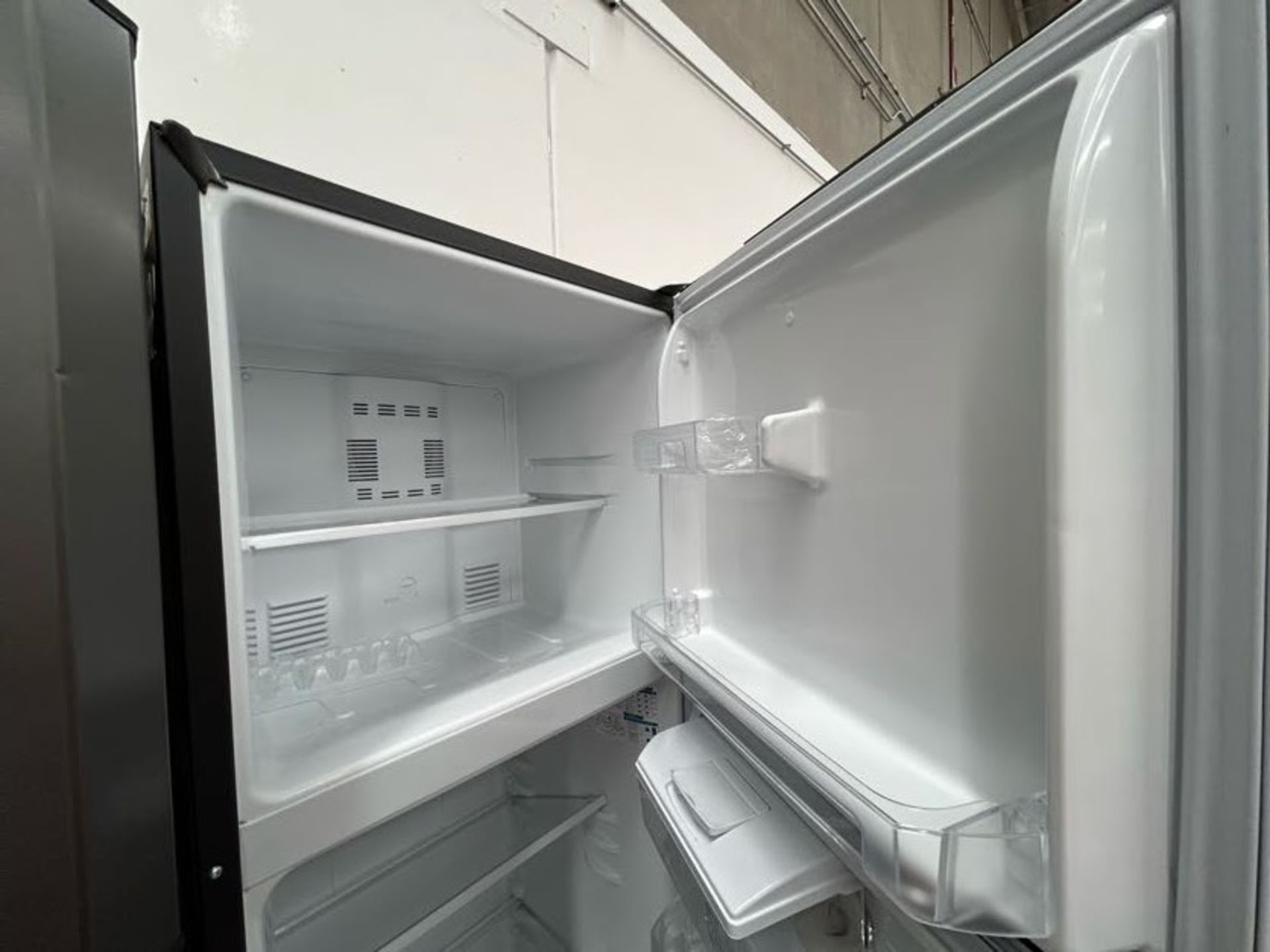 Lote de 2 Refrigeradores contiene: 1 Refrigerador con dispensador de agua Marca MABE, Modelo RMA300 - Image 4 of 8