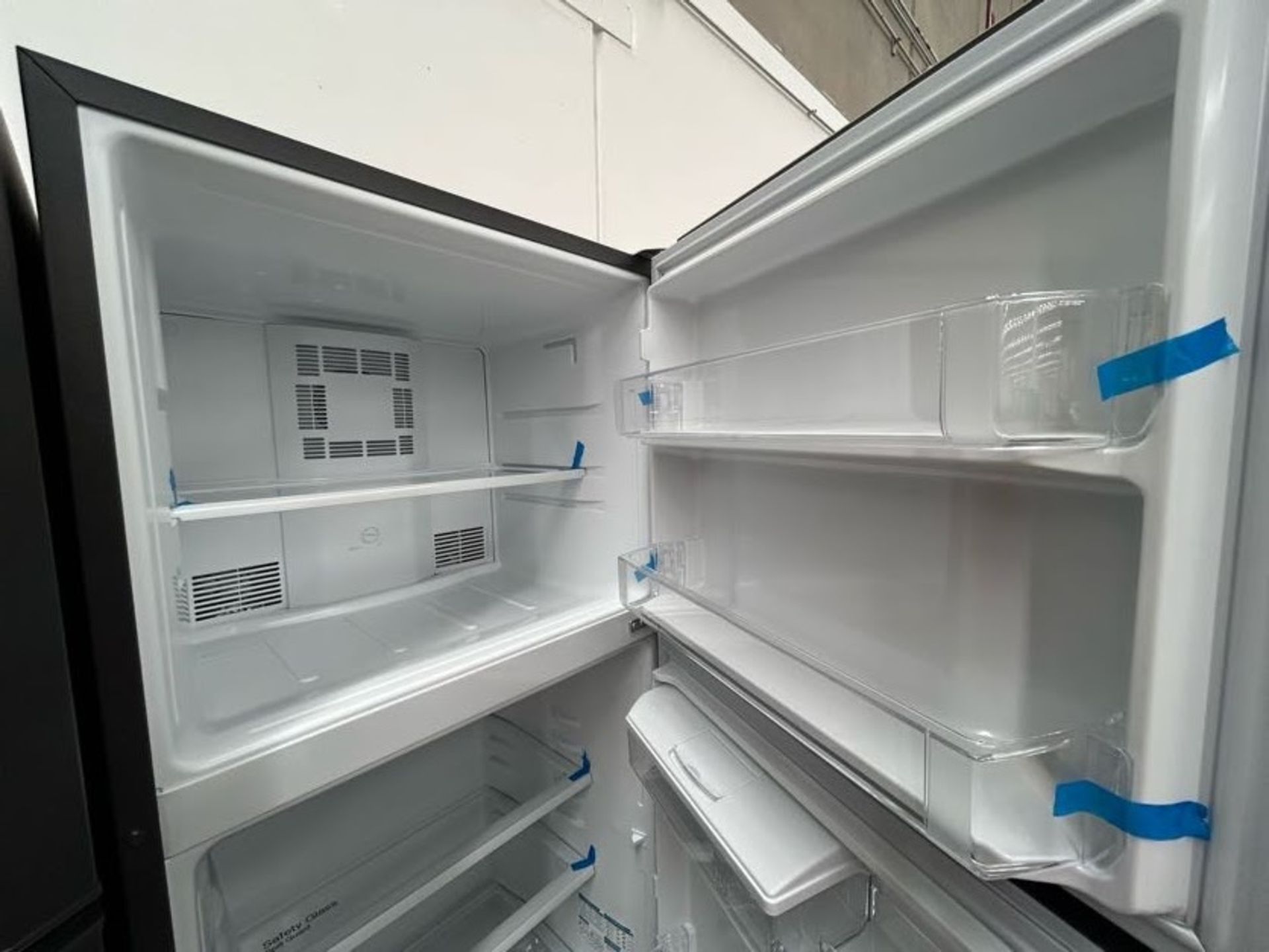 Lote de 2 Refrigeradores contiene: 1 Refrigerador con dispensador de agua Marca MABE, Modelo RME360 - Image 4 of 8