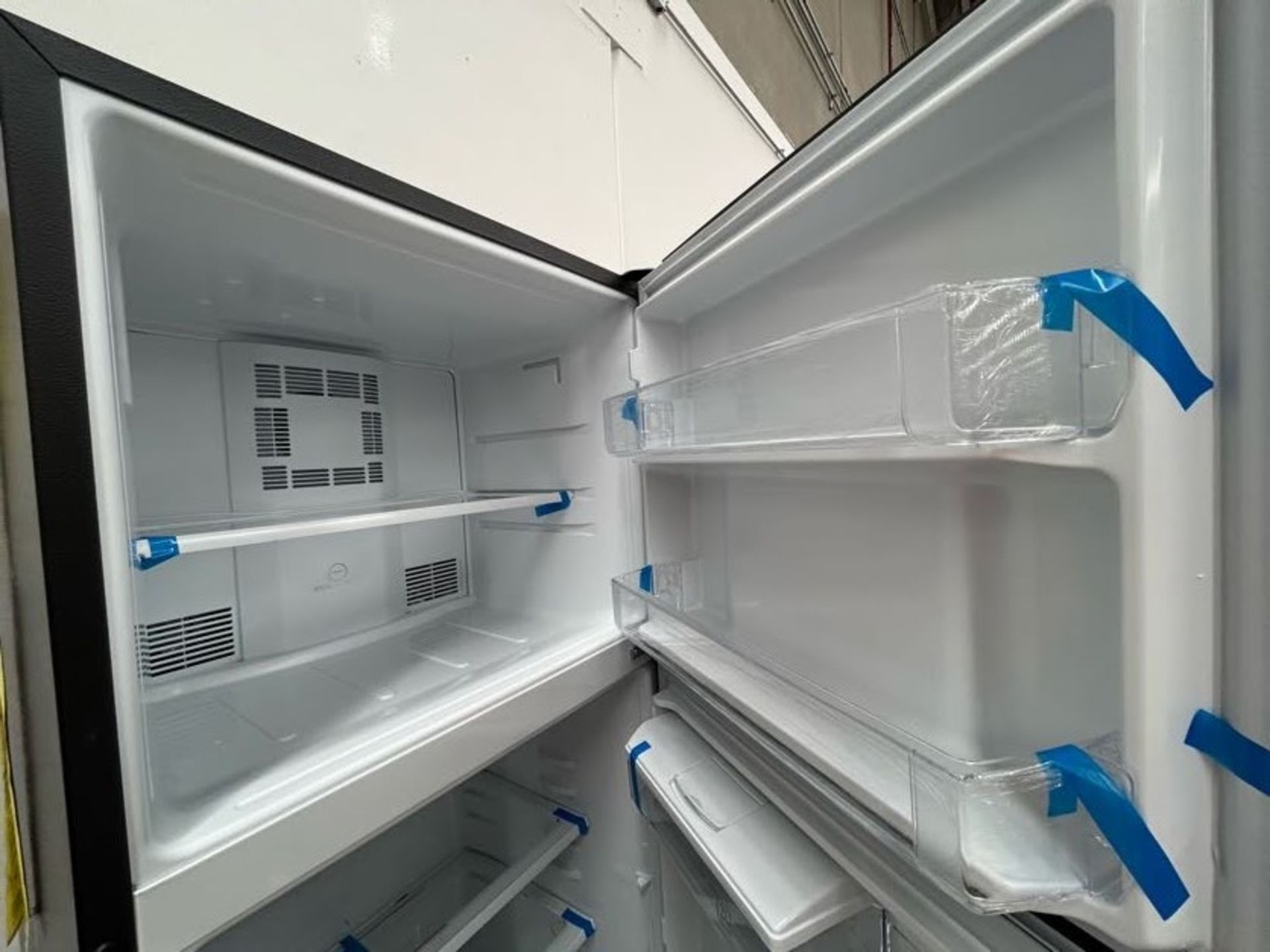 Lote de 2 Refrigeradores contiene: 1 Refrigerador con dispensador de agua Marca MABE, Modelo RME360 - Image 6 of 10