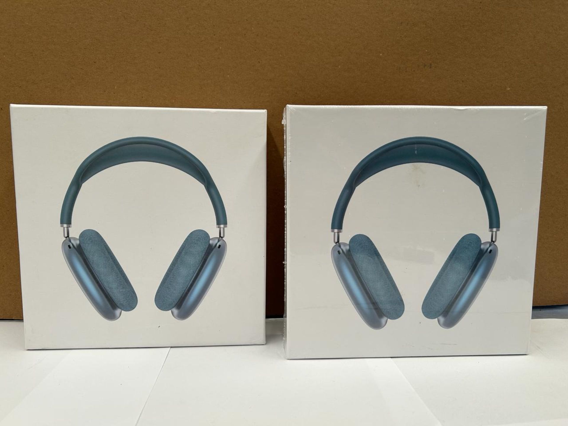 Lote de 11 piezas contiene: 2 audífonos de diadema tipo "airpods max"; 3 audífonos inalámbricos tip