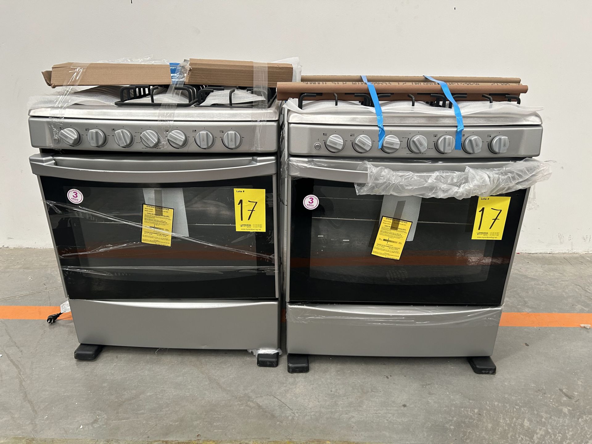 Lote de 2 estufas de 6 quemadores contiene: 1 Estufa Marca ACROS, Modelo AF6271D00, Serie 89365, Co