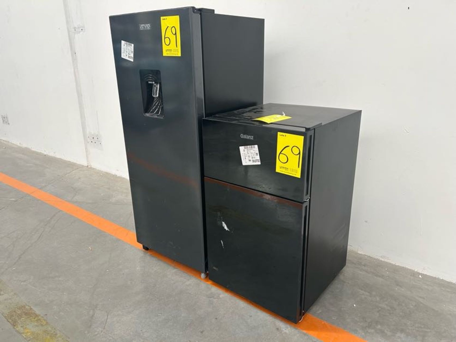 Refrigerador y 1 frigobar contiene: 1 Refrigerador Marca ATVIO, Modelo AT66URS, Serie 10566, Color - Image 2 of 5