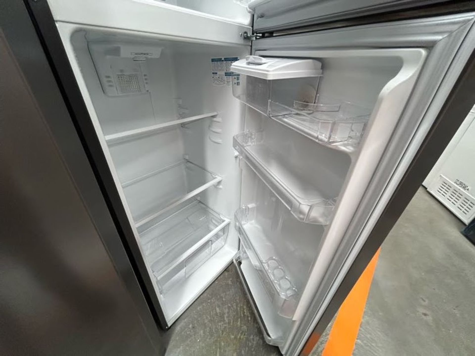 Lote de 2 Refrigeradores contiene: 1 Refrigerador con dispensador de agua Marca MABE, Modelo RMA300 - Image 5 of 8