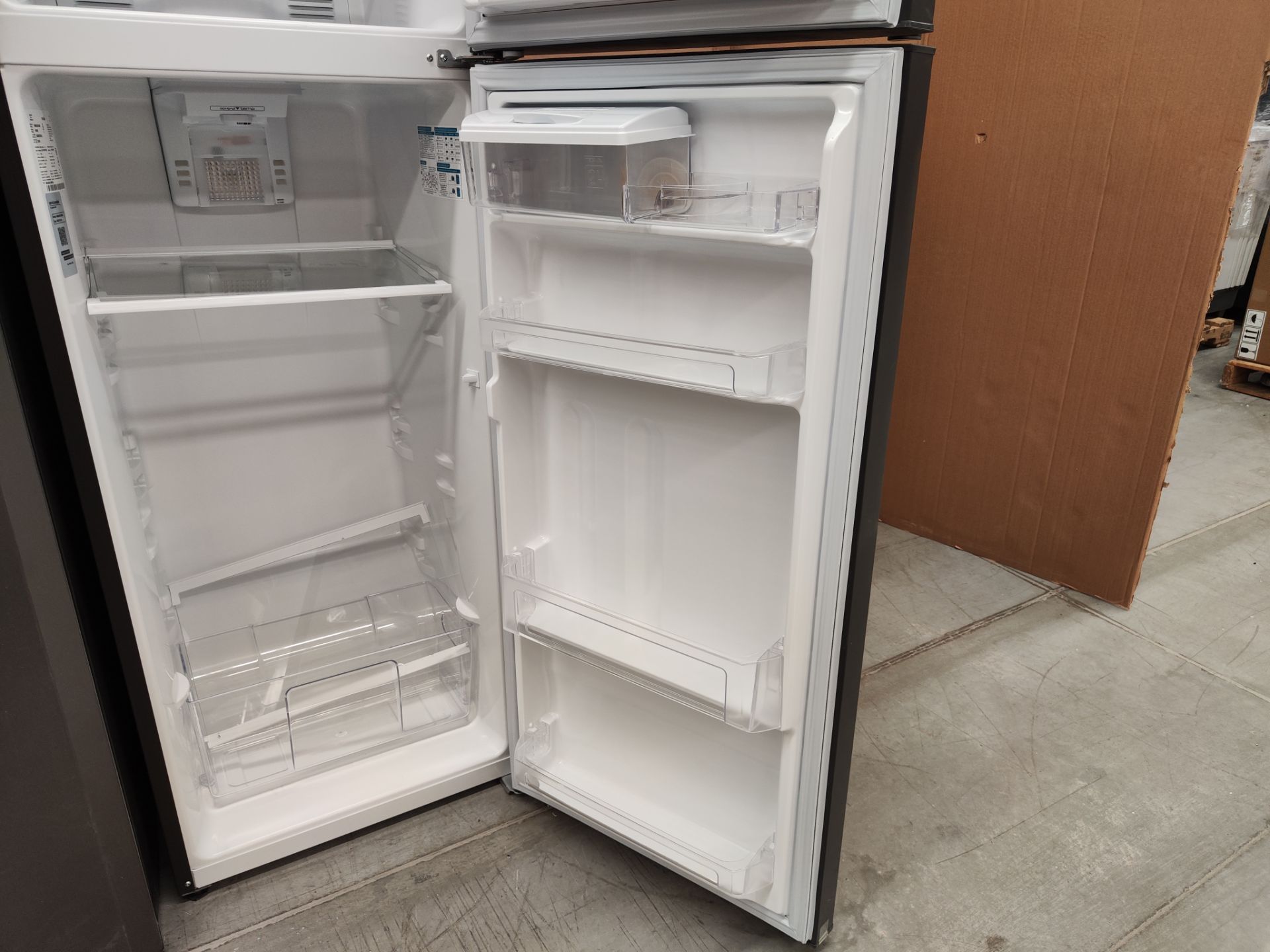 Lote de 2 Refrigeradores contine: 1 Refrigerador Marca MABE, Modelo RMA300FJMR, Serie 00346, Color - Image 12 of 14